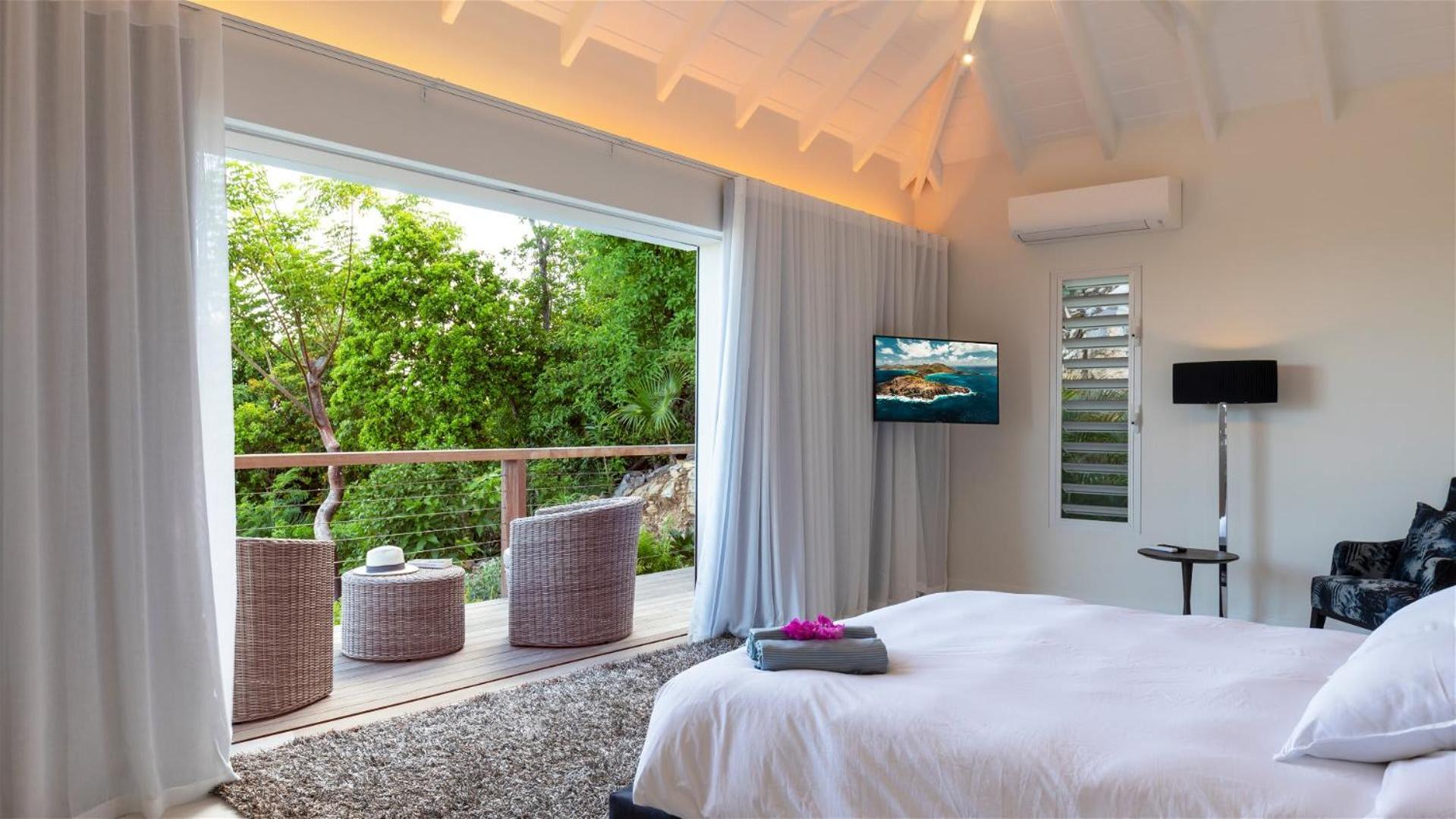 Villa with Light and Soothing Atmosphere