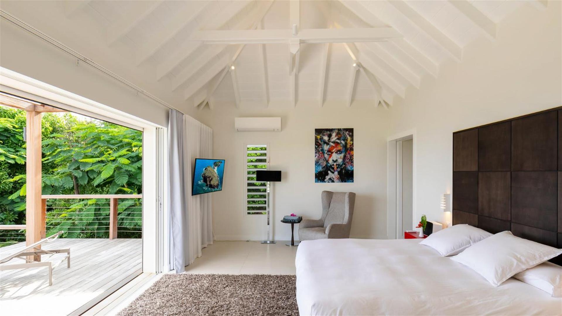 Villa with Light and Soothing Atmosphere