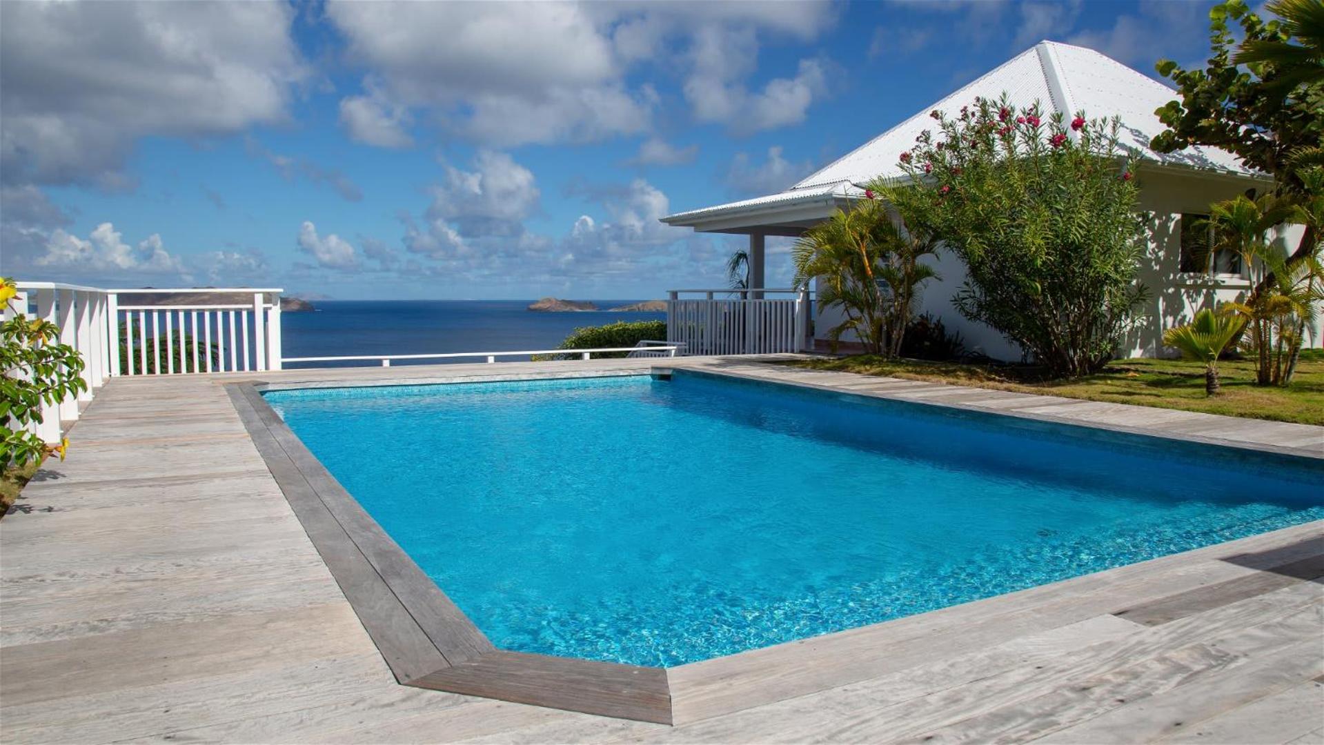 Villa with Beautiful Tropical Garden