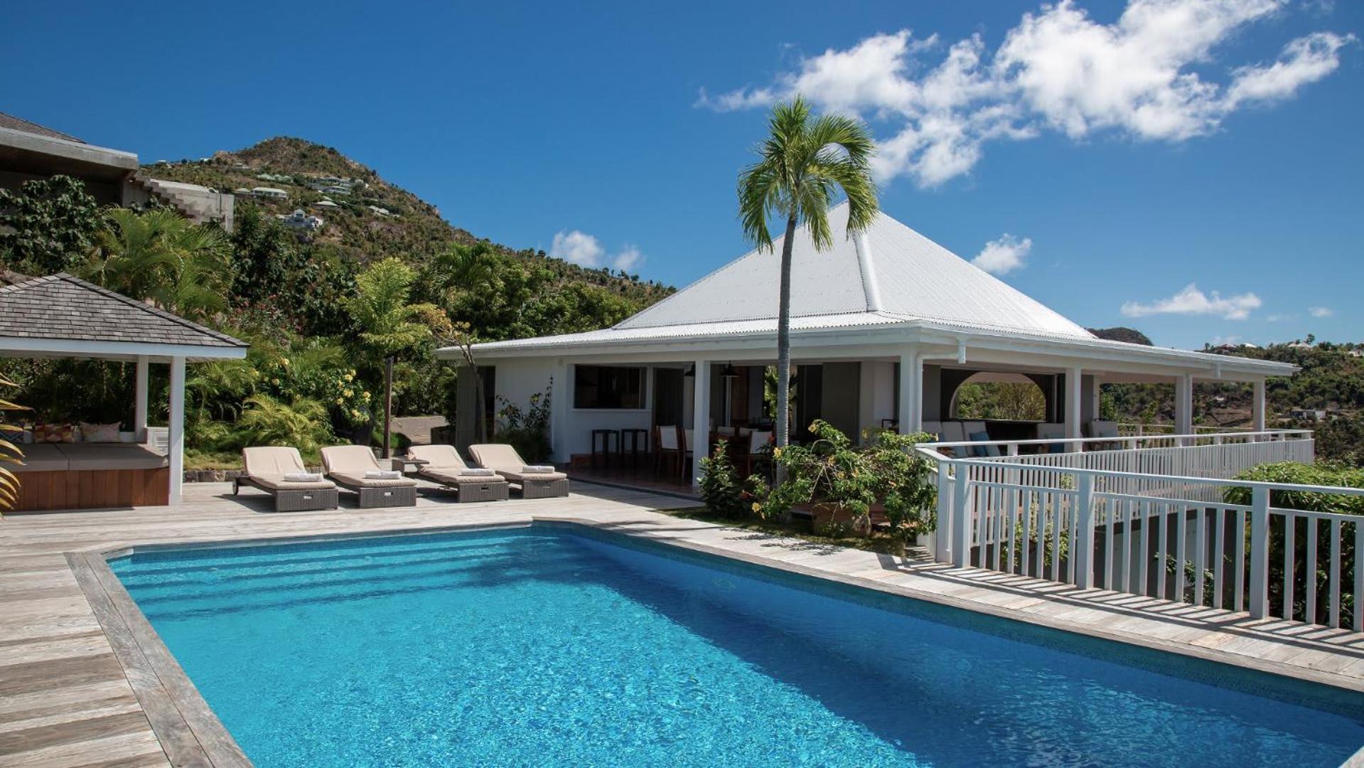 Villa with Beautiful Tropical Garden
