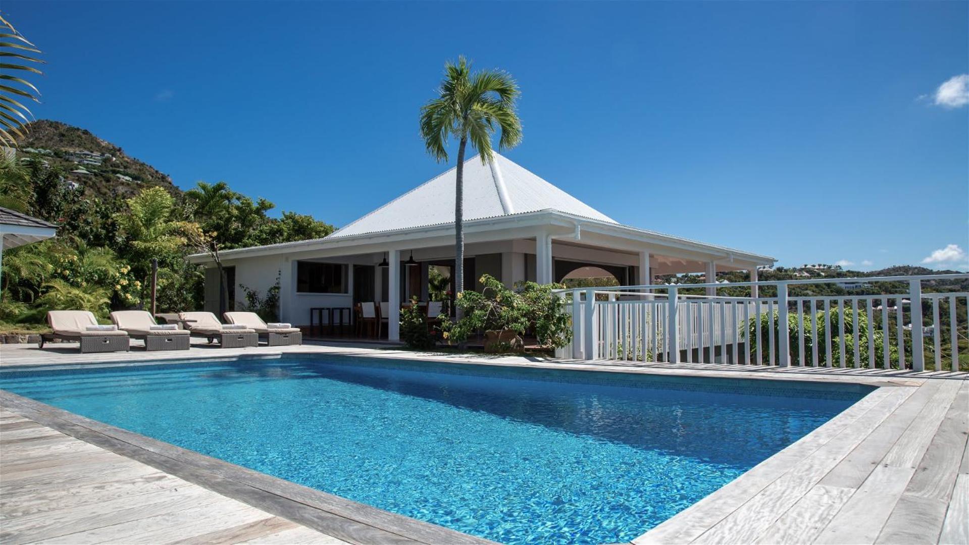 Villa with Beautiful Tropical Garden