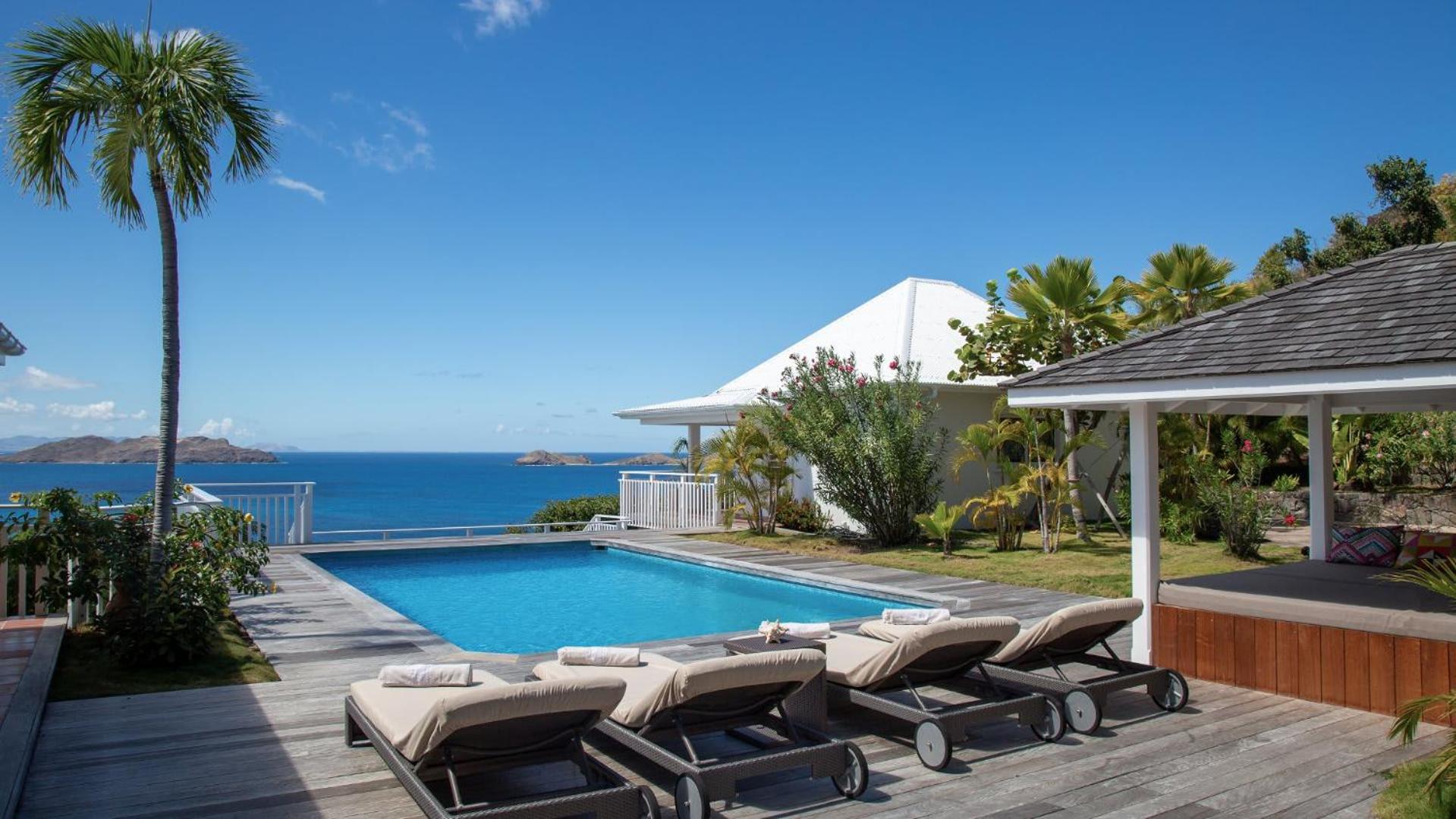 Villa with Beautiful Tropical Garden