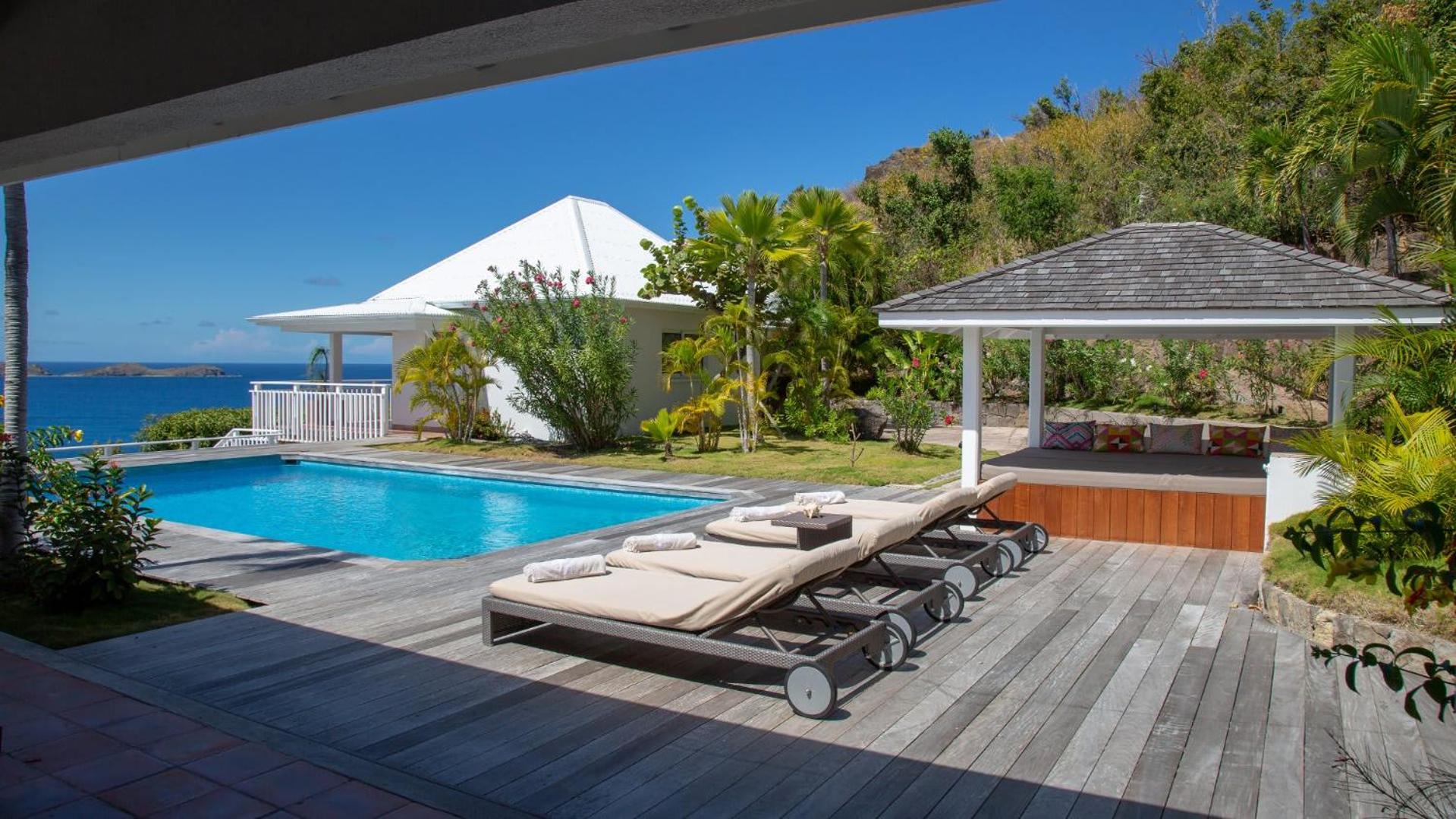 Villa with Beautiful Tropical Garden
