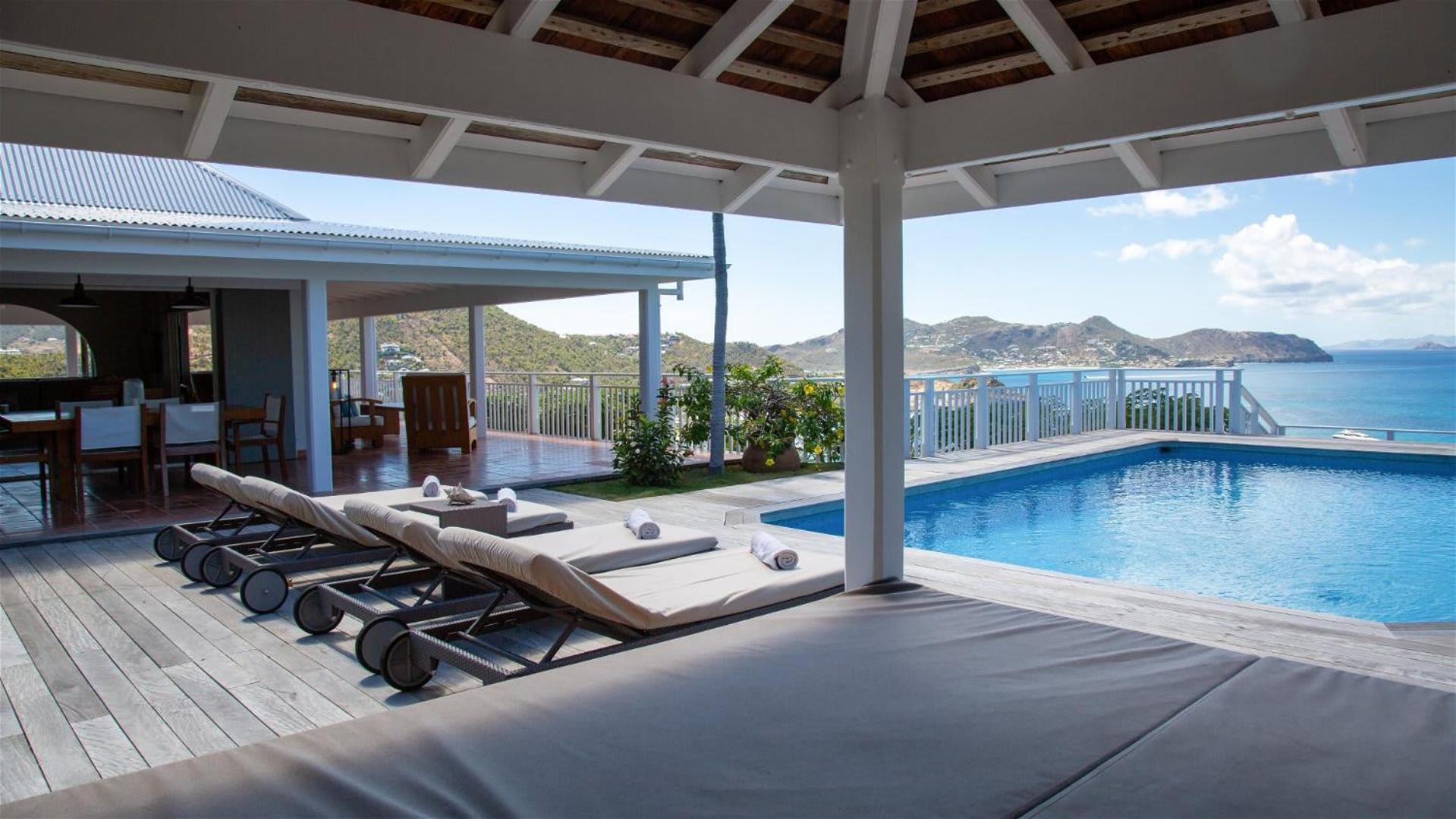 Villa with Beautiful Tropical Garden