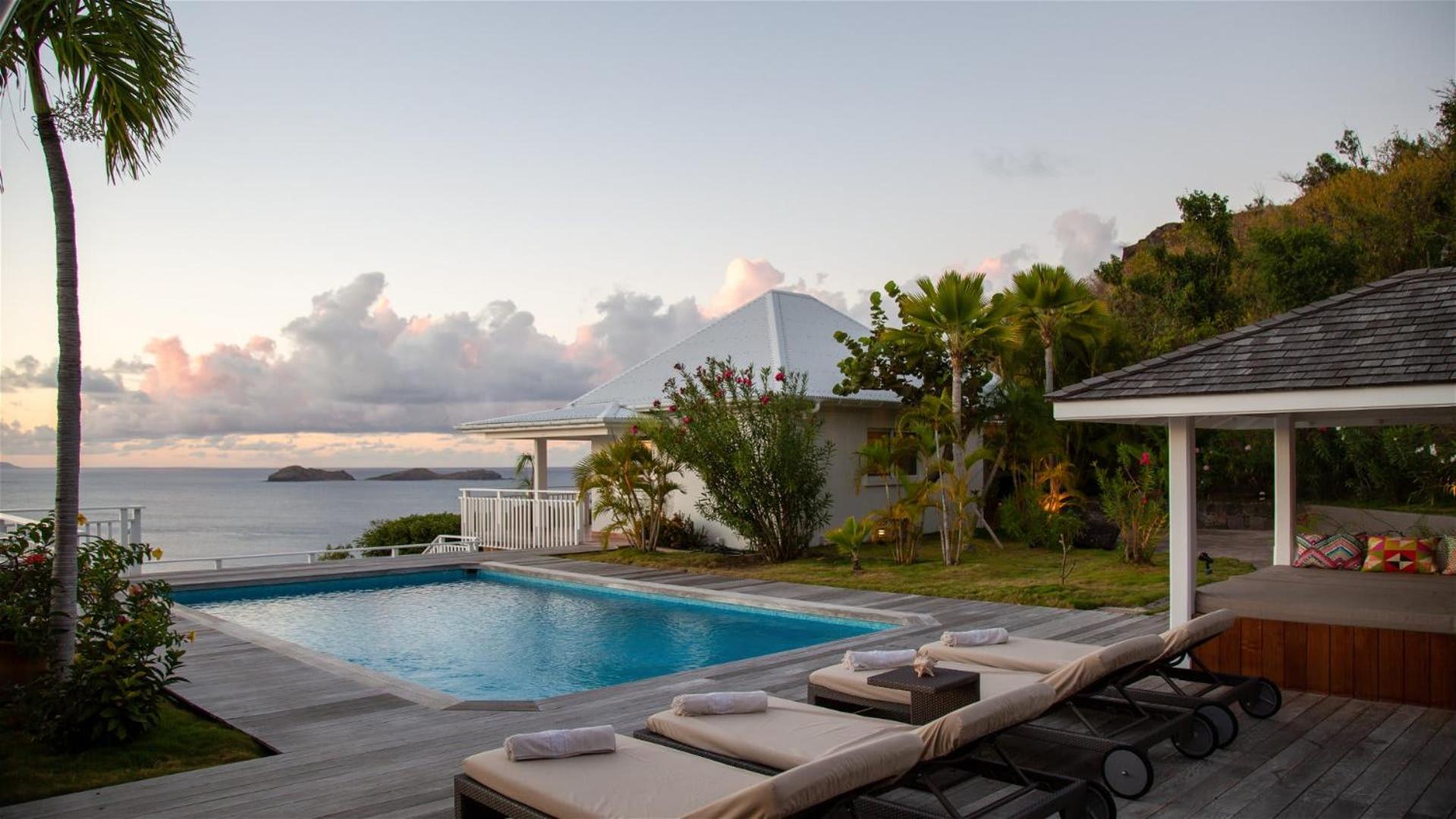 Villa with Beautiful Tropical Garden