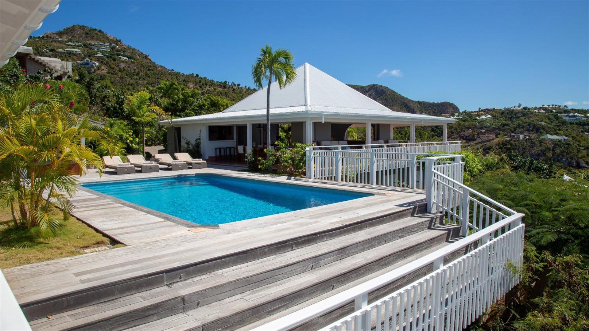 Villa with Beautiful Tropical Garden