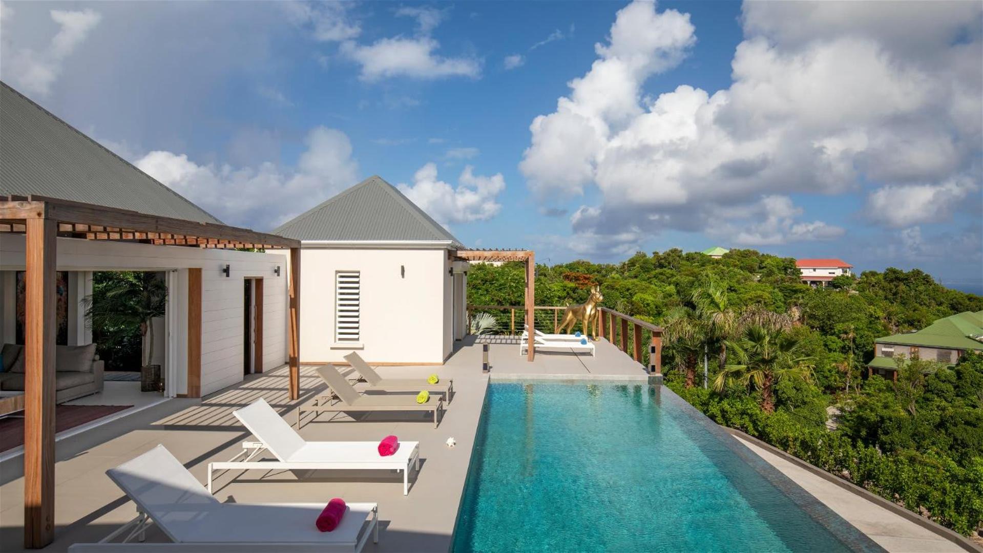 Villa with Light and Soothing Atmosphere