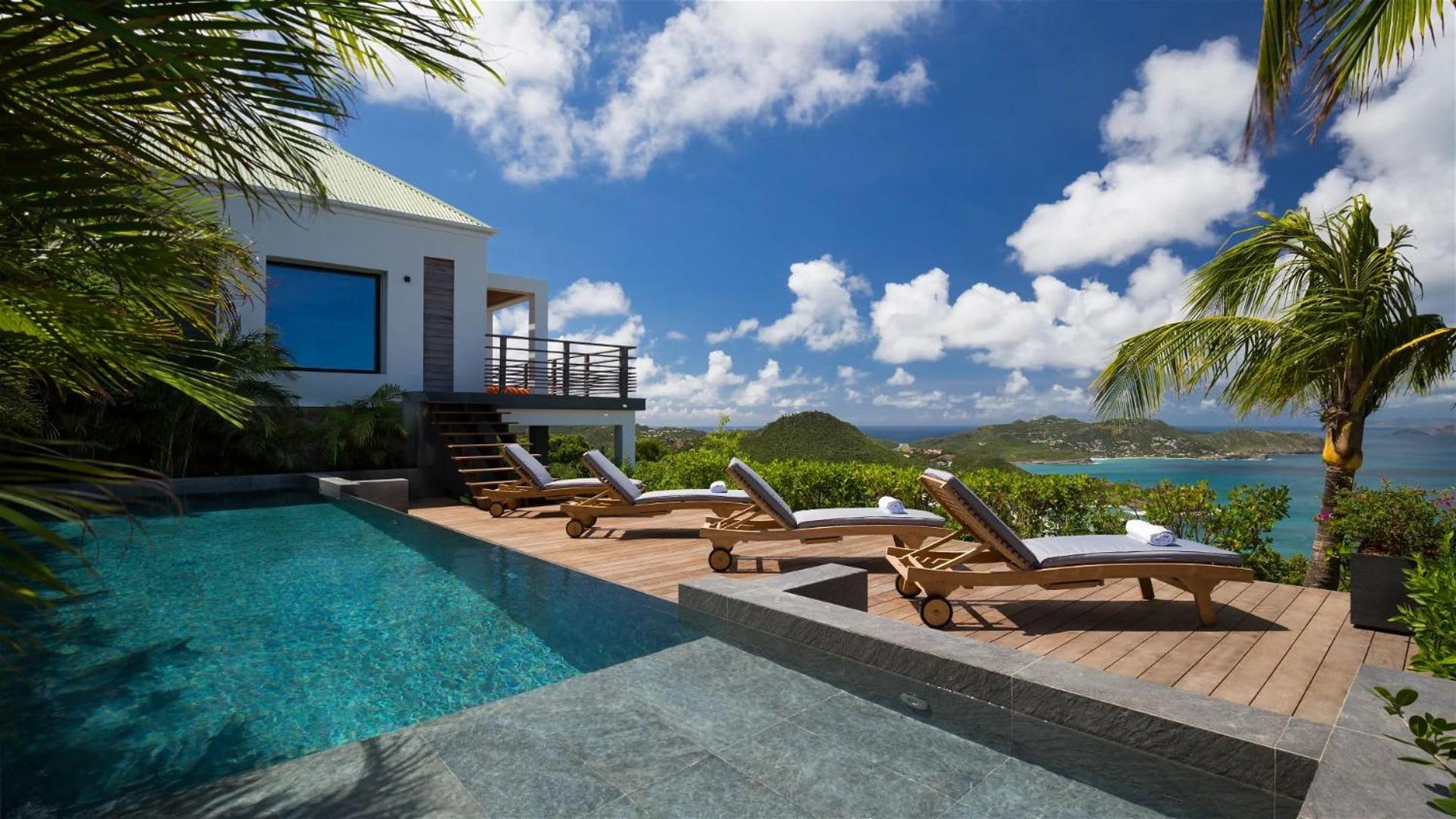 Luxurious 3-Bed Villa with Pool in Tranquil Vitet