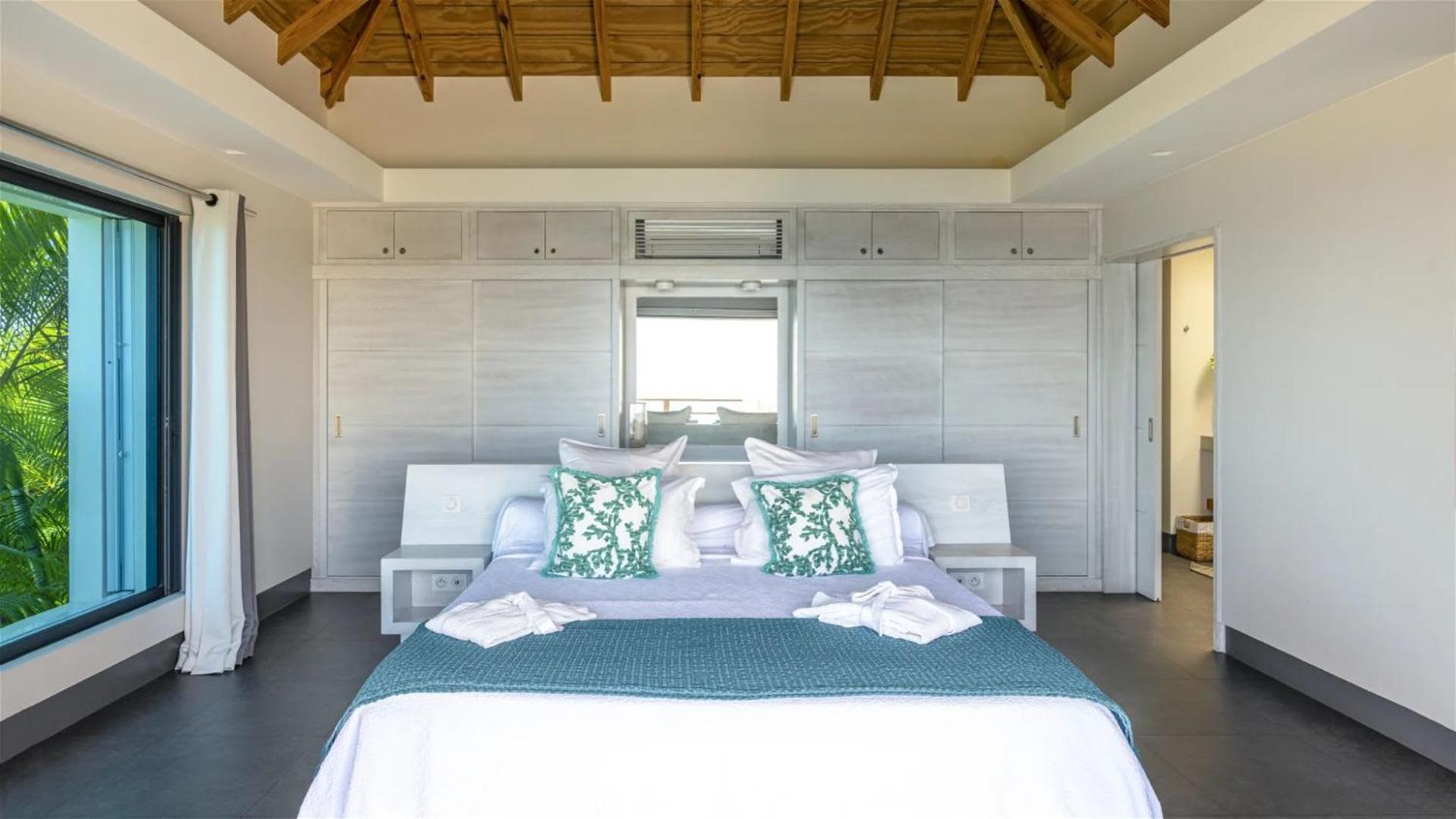 Luxurious 3-Bed Villa with Pool in Tranquil Vitet