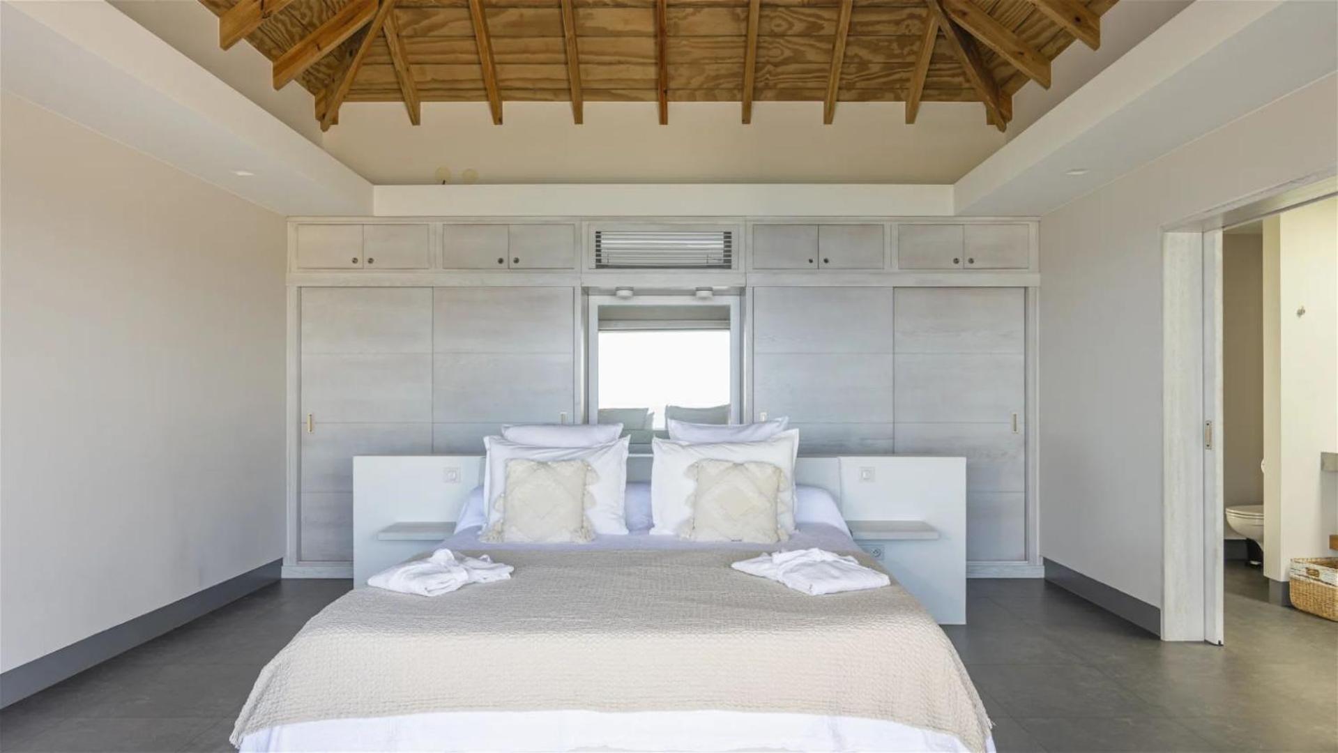 Luxurious 3-Bed Villa with Pool in Tranquil Vitet