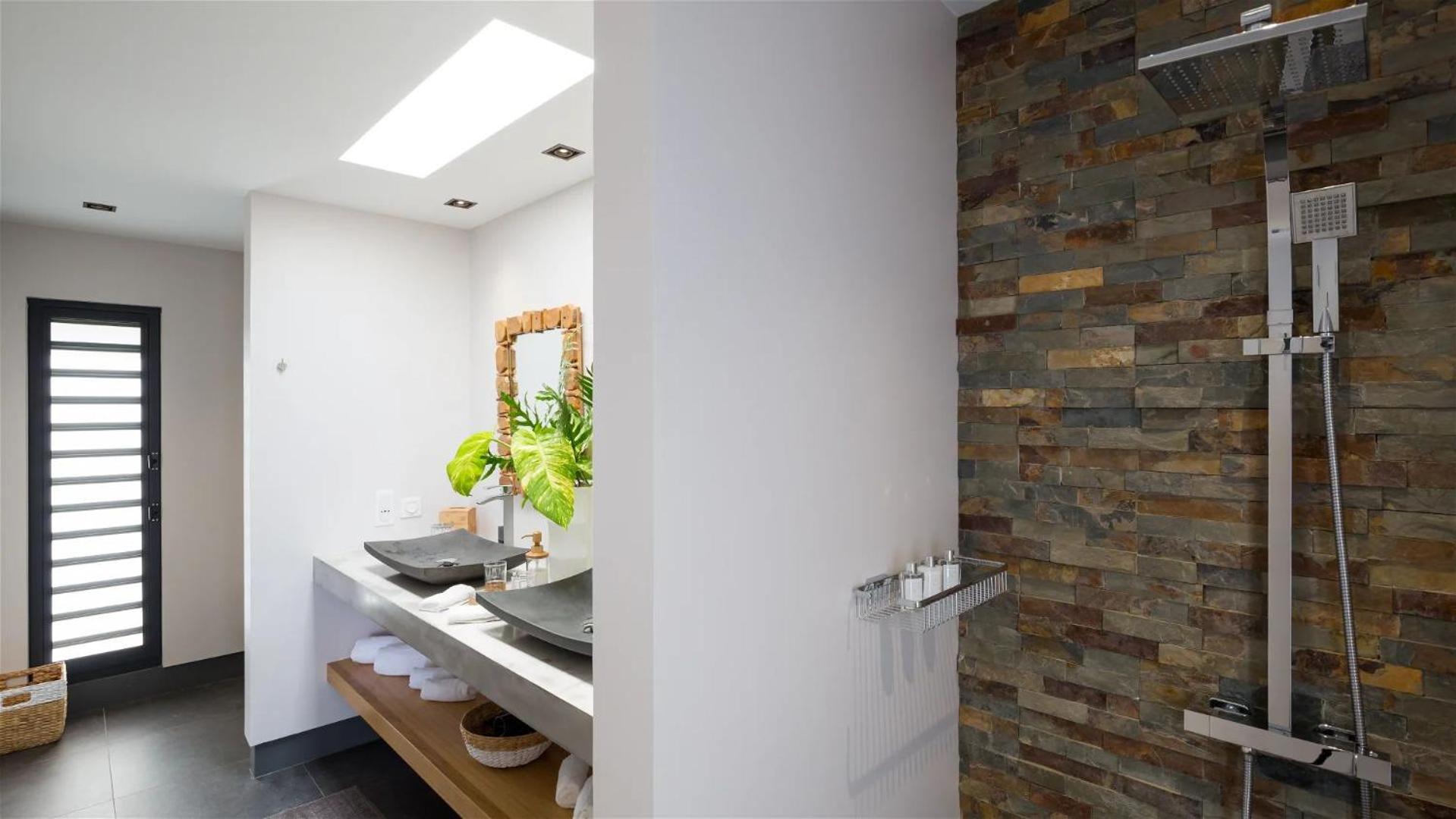 Luxurious 3-Bed Villa with Pool in Tranquil Vitet