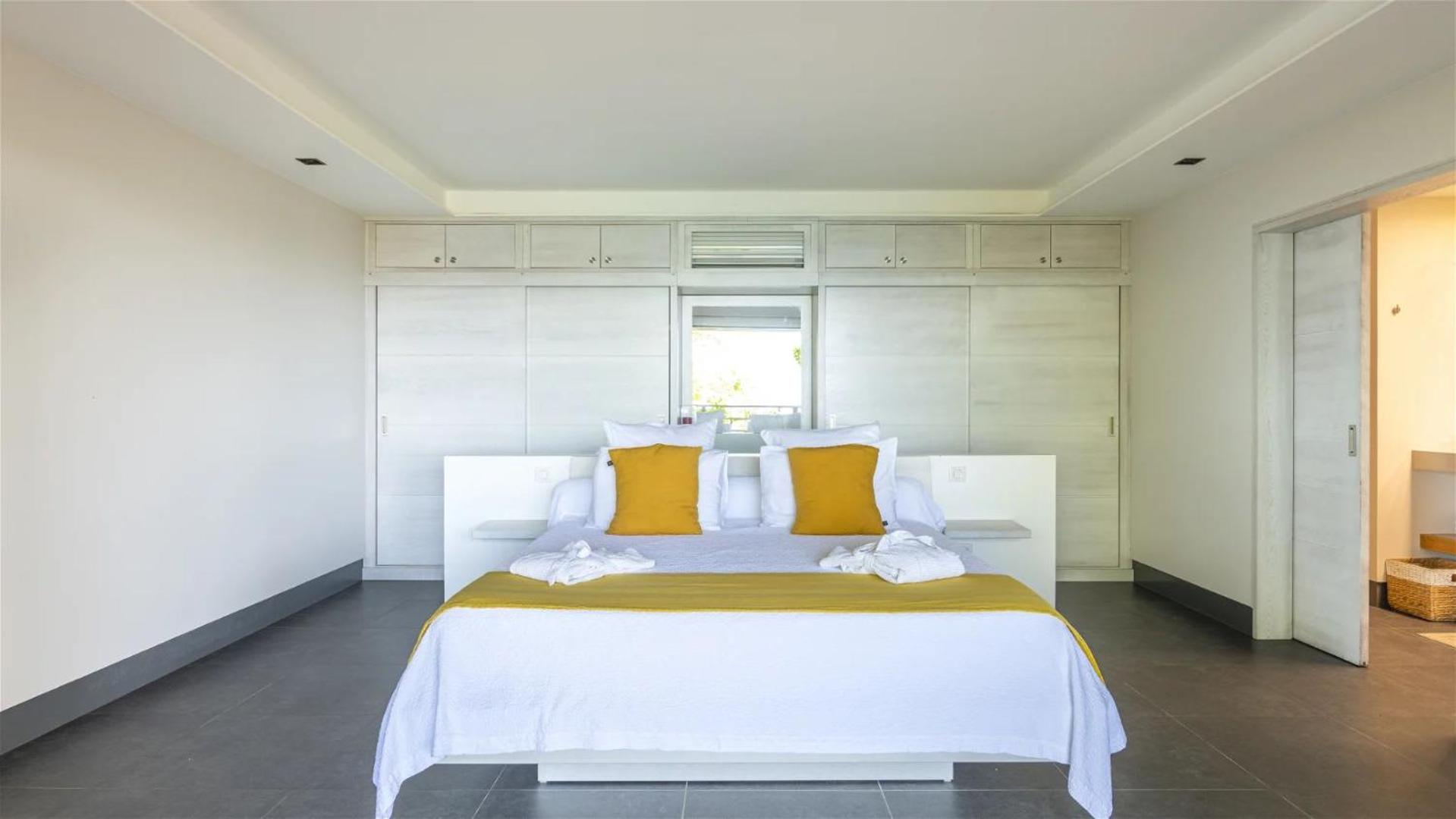 Luxurious 3-Bed Villa with Pool in Tranquil Vitet