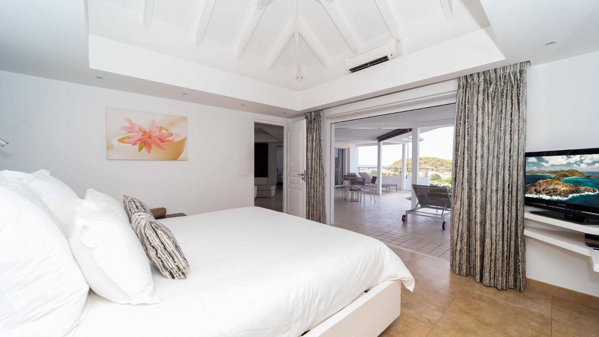 Refined Villa Few Minutes From the Beach