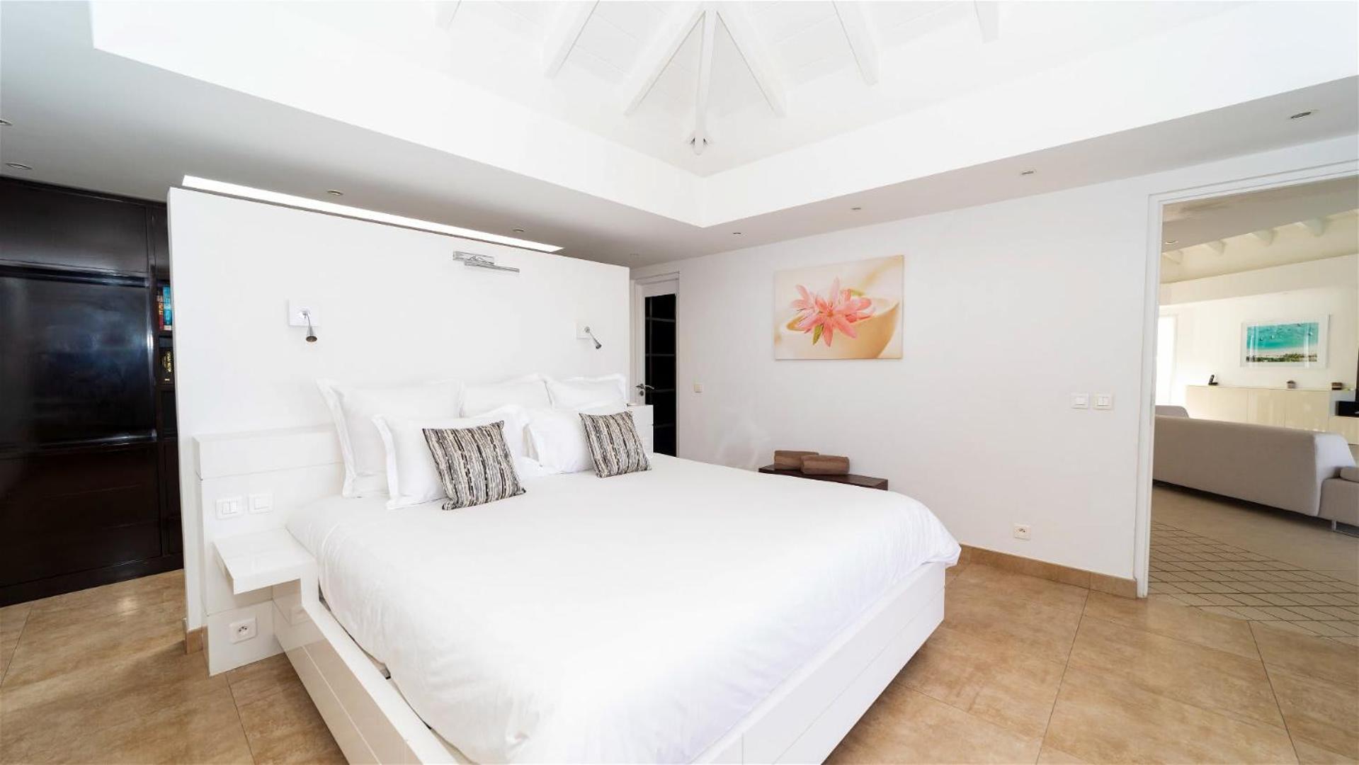 Refined Villa Few Minutes From the Beach