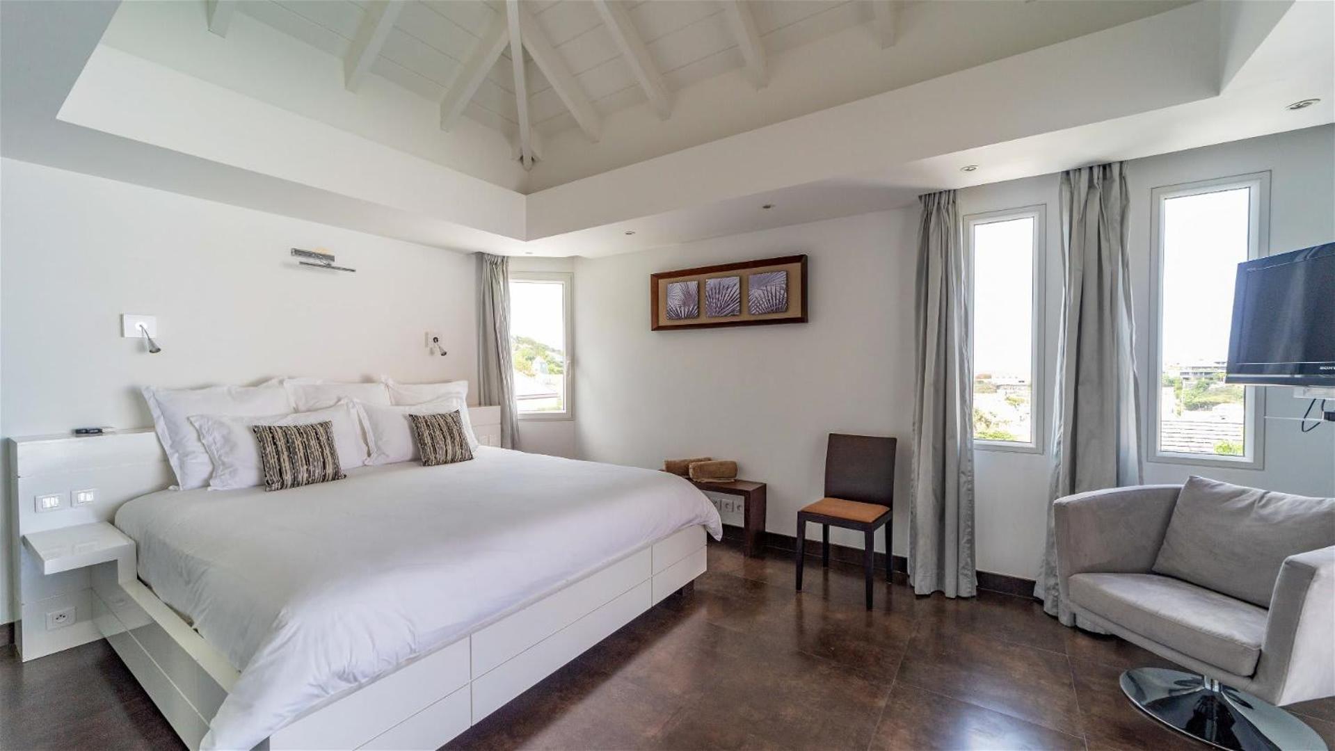 Refined Villa Few Minutes From the Beach