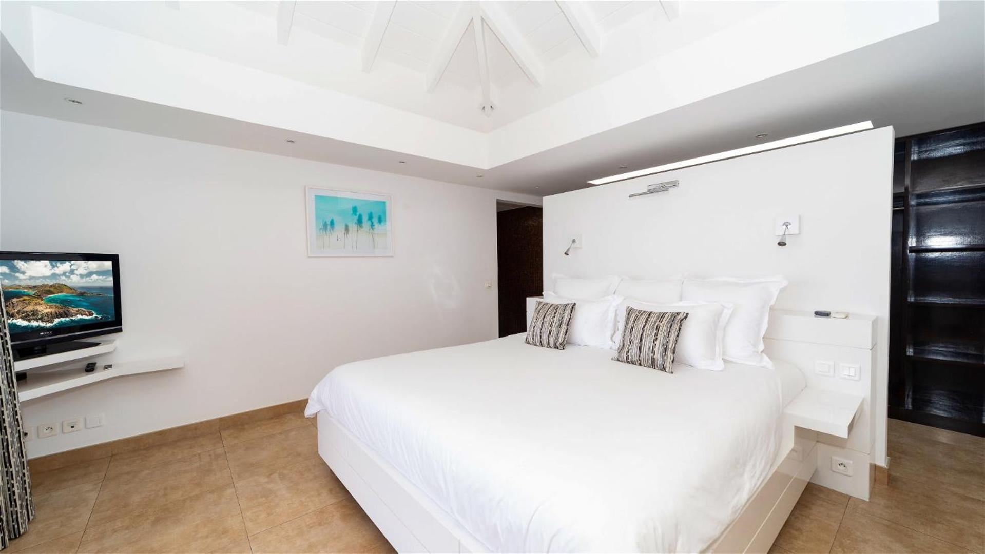 Refined Villa Few Minutes From the Beach