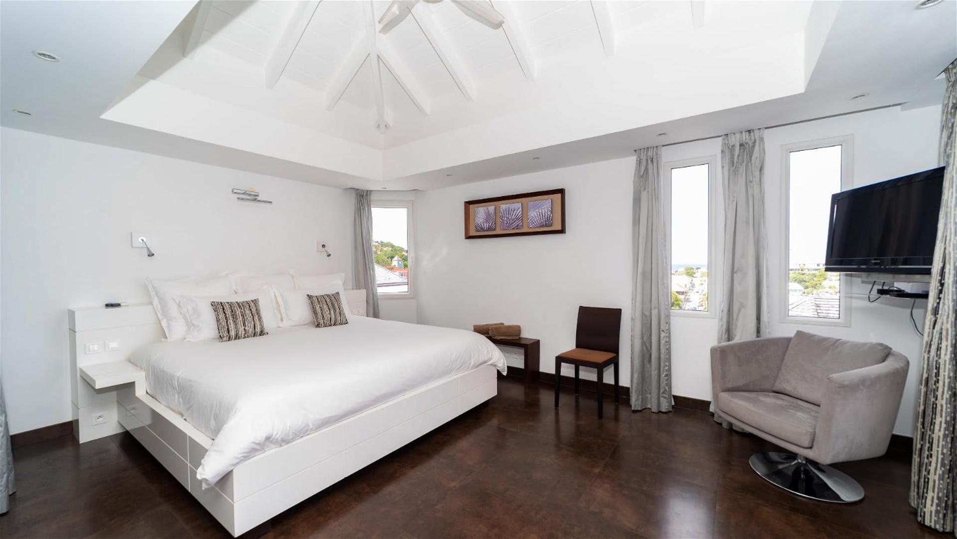 Refined Villa Few Minutes From the Beach
