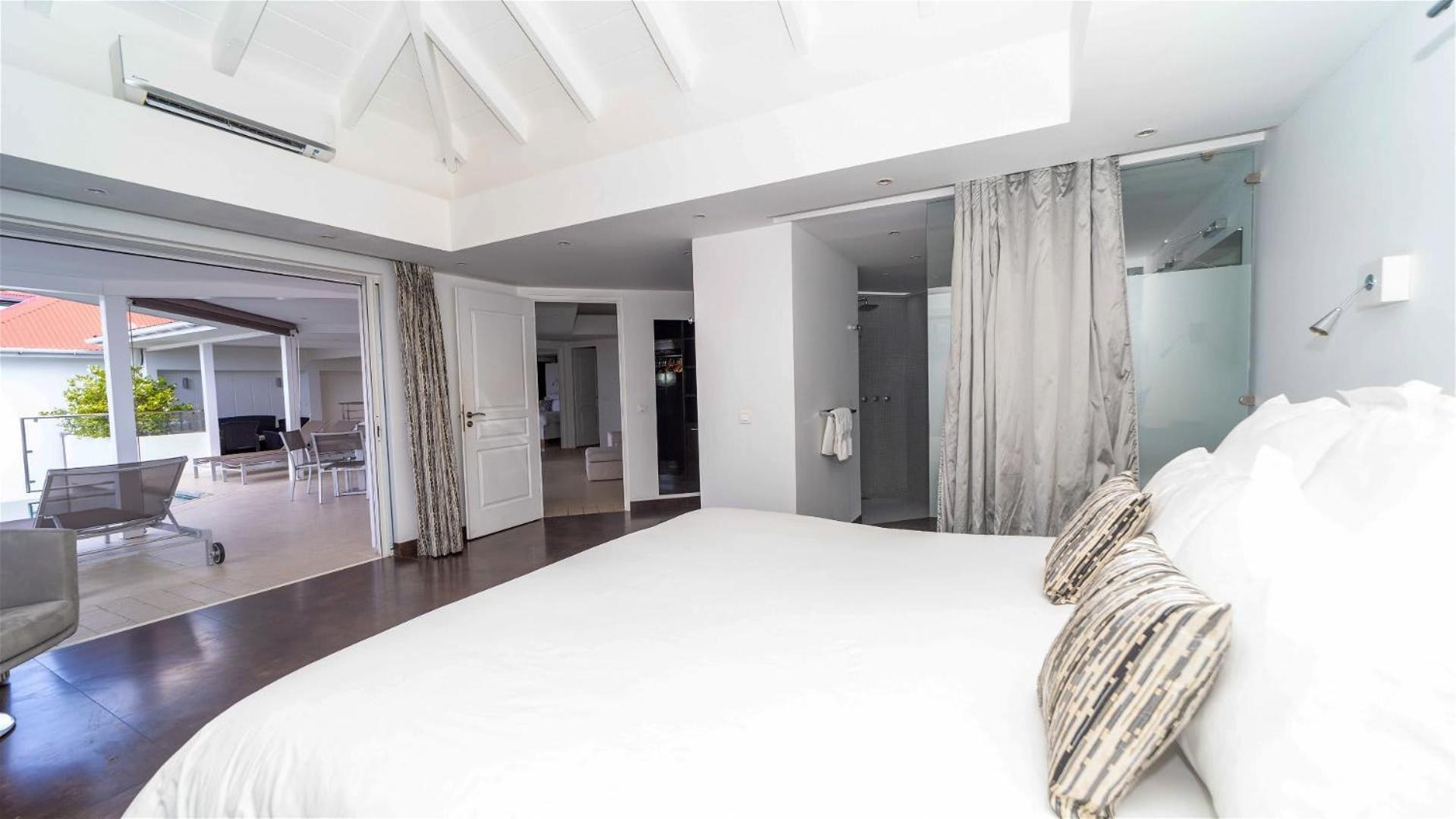 Refined Villa Few Minutes From the Beach