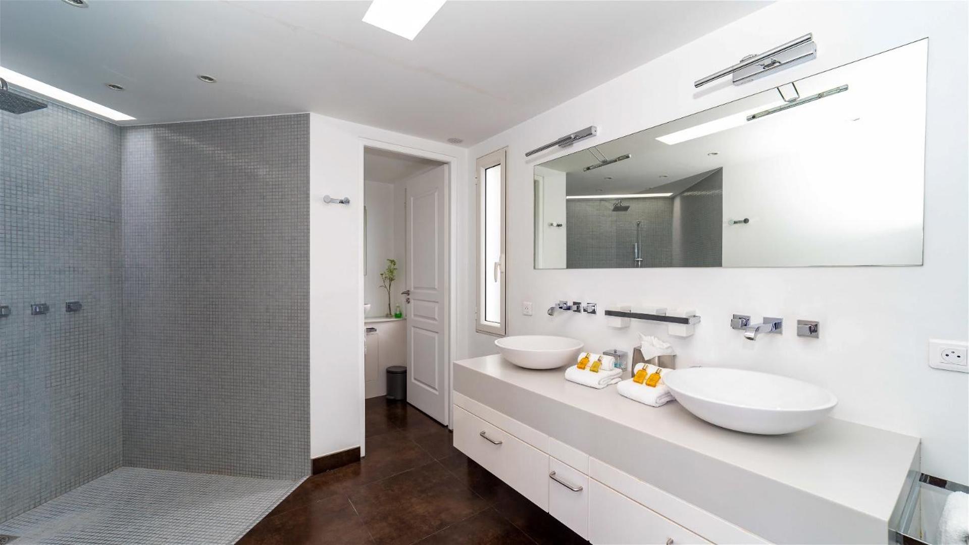 Refined Villa Few Minutes From the Beach