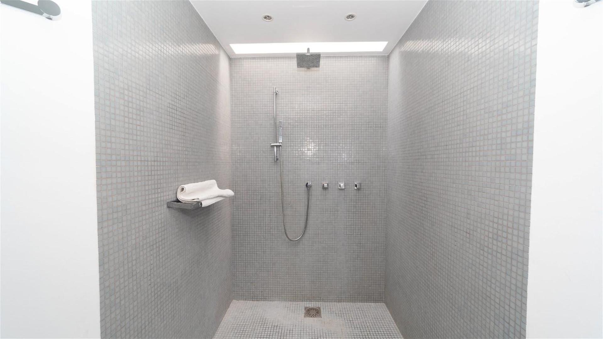Refined Villa Few Minutes From the Beach