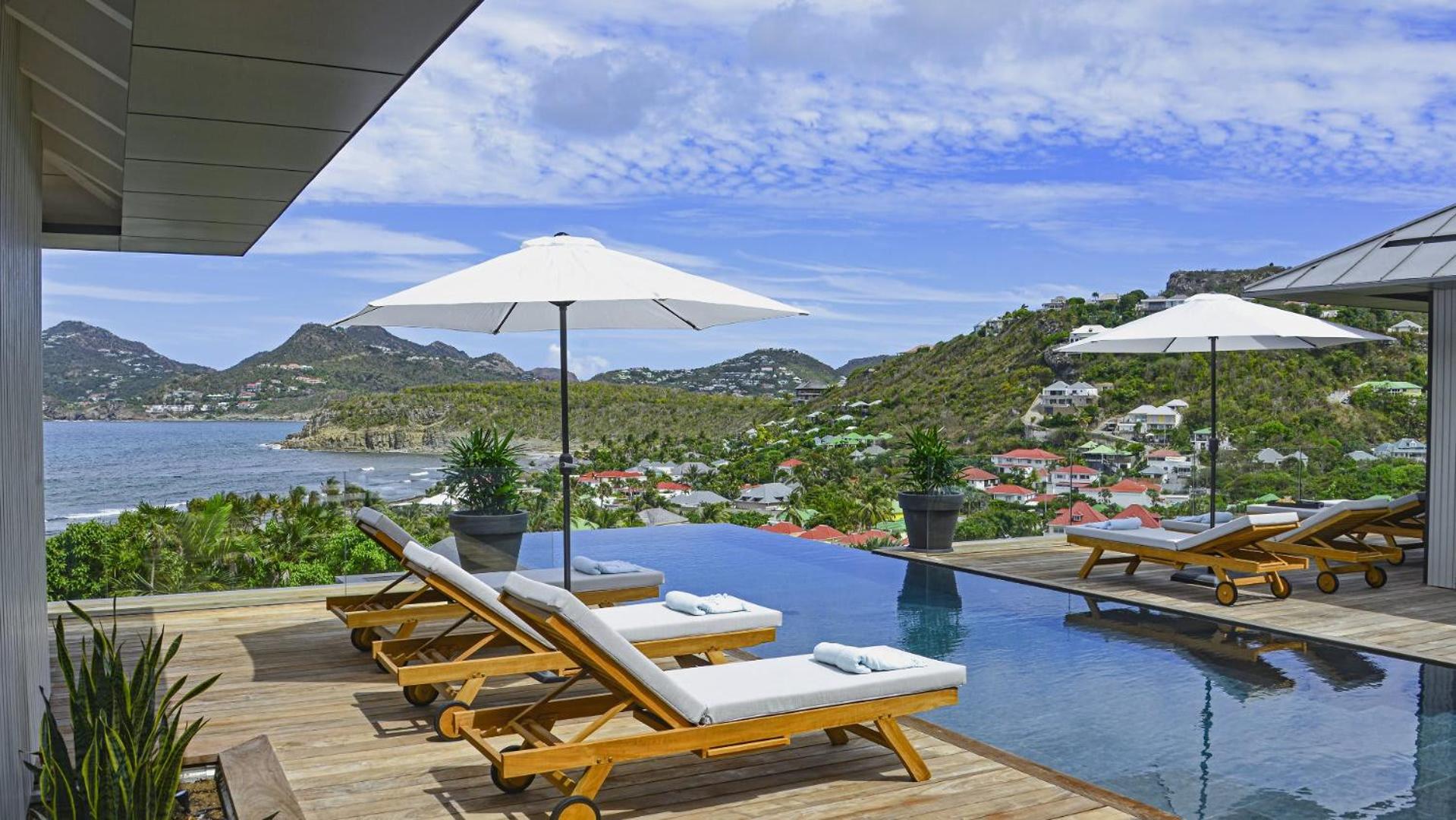 Magnificent Villa Infront of the Bay and Hills