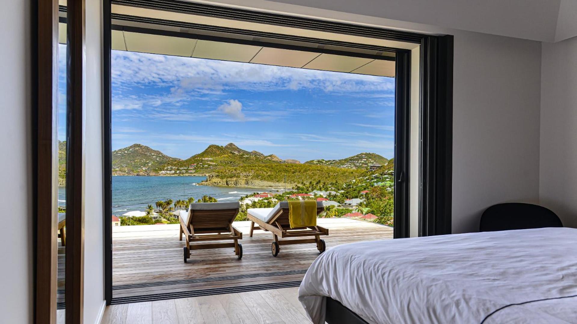 Magnificent Villa Infront of the Bay and Hills