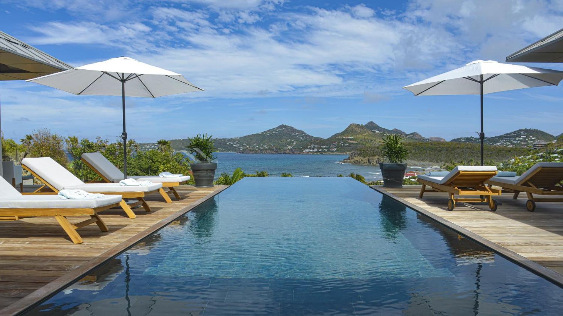 Magnificent Villa Infront of the Bay and Hills