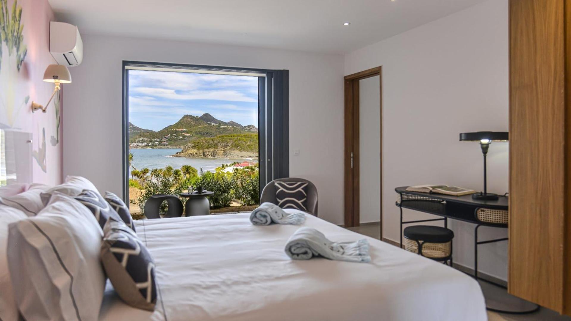 Magnificent Villa Infront of the Bay and Hills