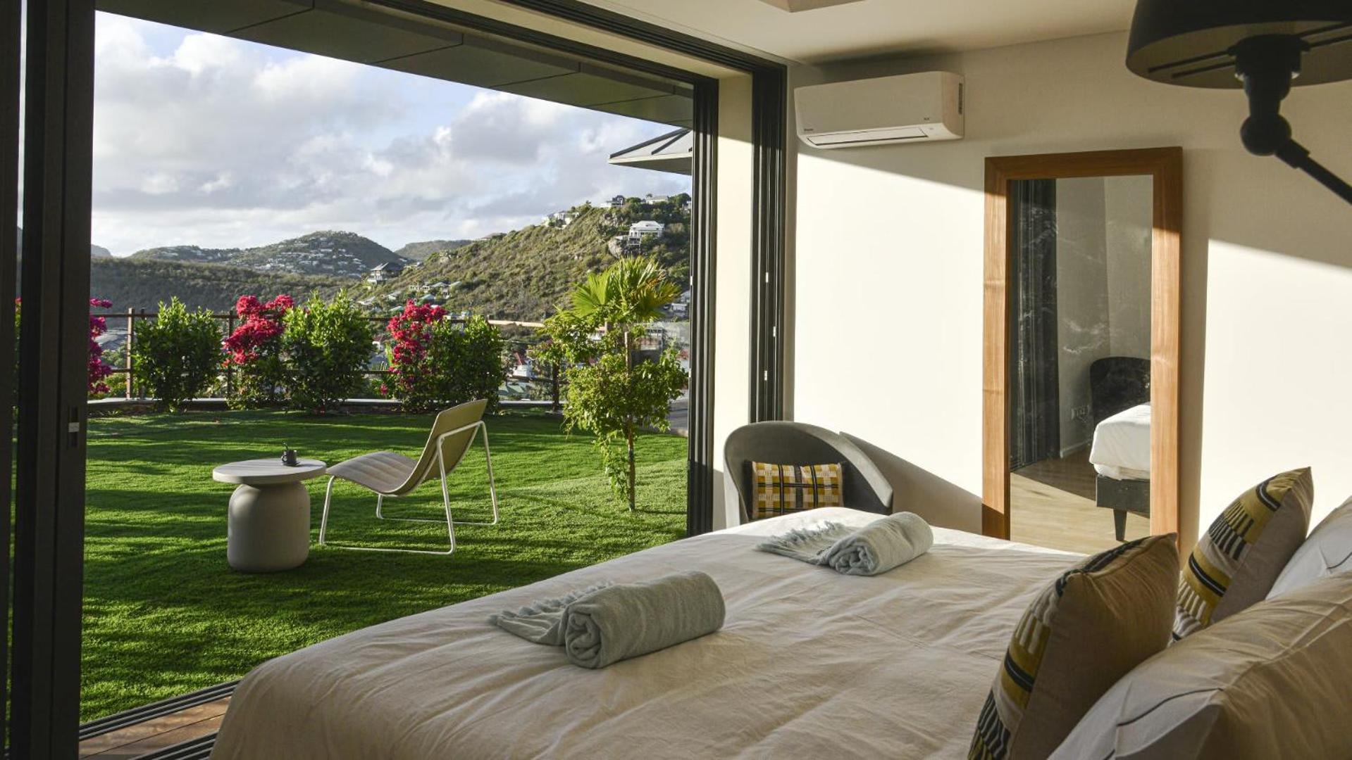 Magnificent Villa Infront of the Bay and Hills