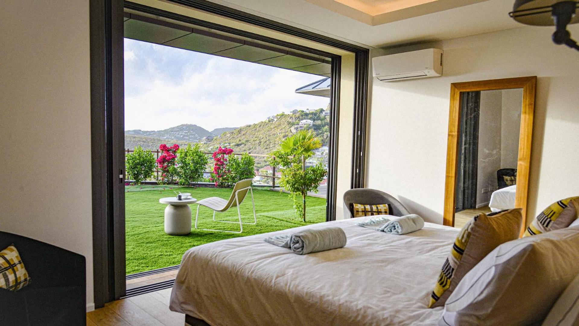 Magnificent Villa Infront of the Bay and Hills