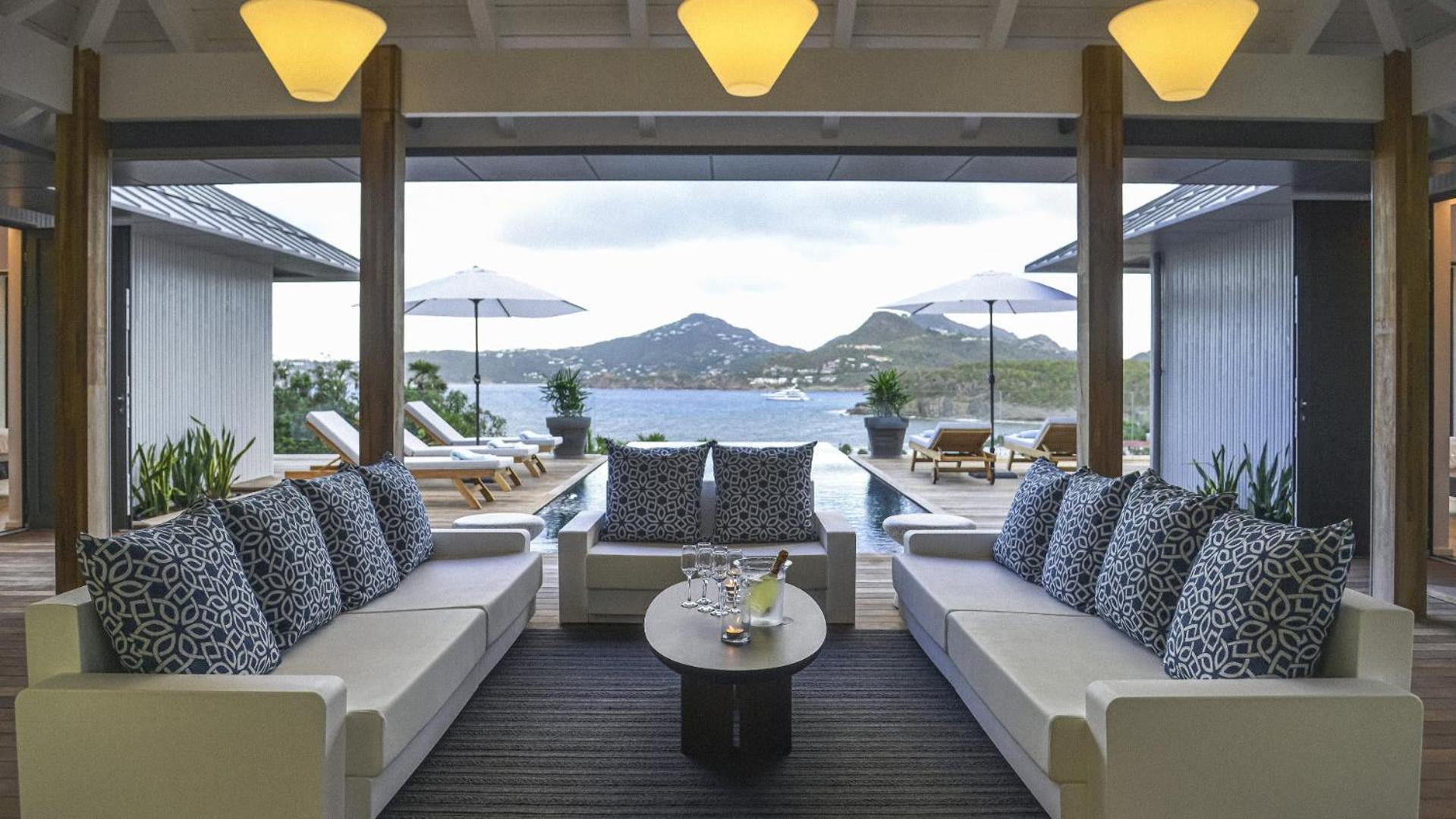 Magnificent Villa Infront of the Bay and Hills