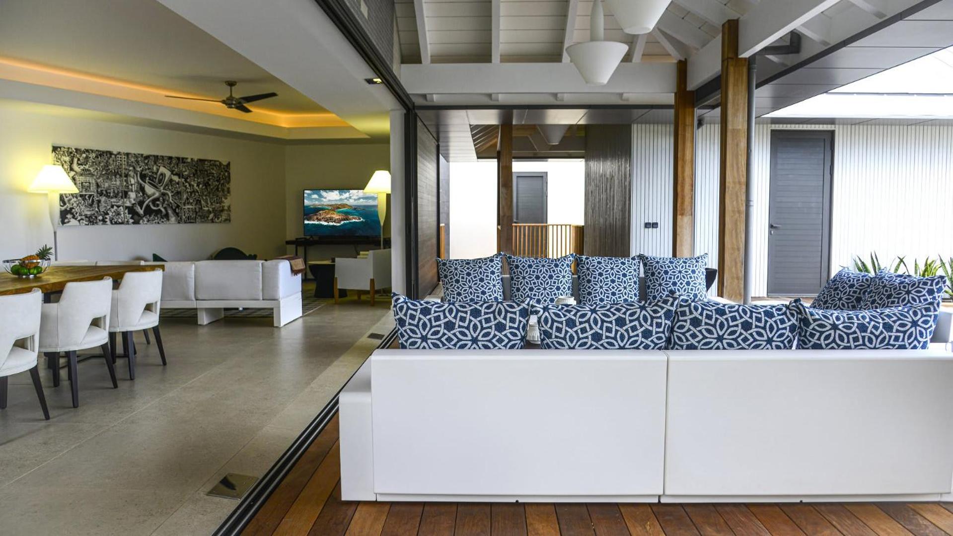 Magnificent Villa Infront of the Bay and Hills