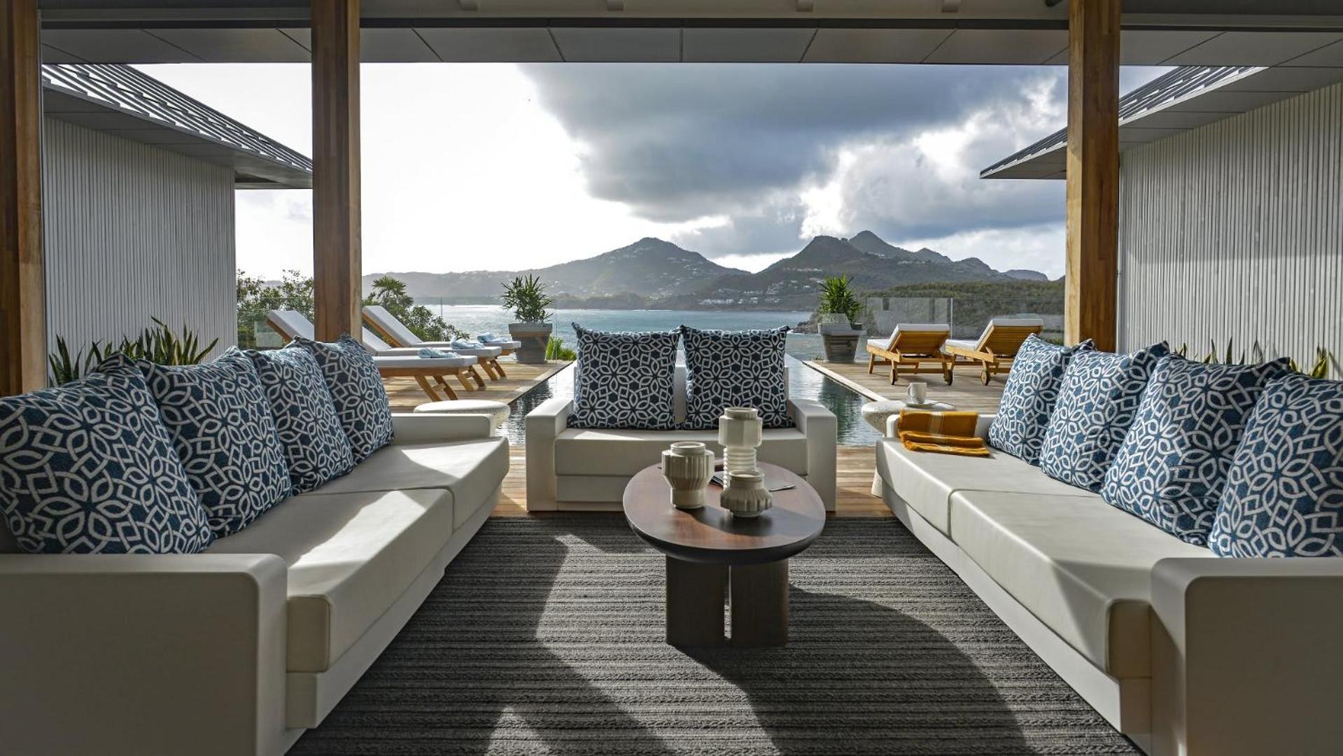 Magnificent Villa Infront of the Bay and Hills