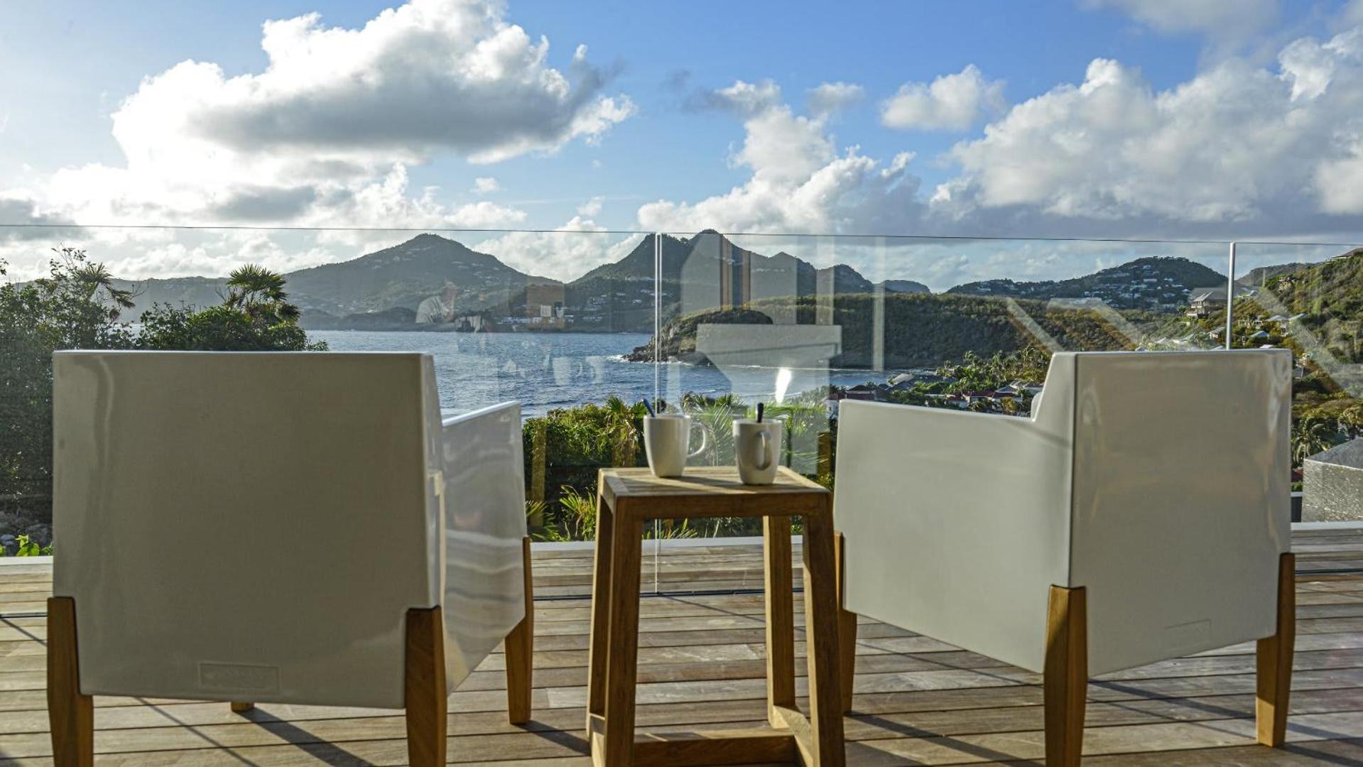 Magnificent Villa Infront of the Bay and Hills
