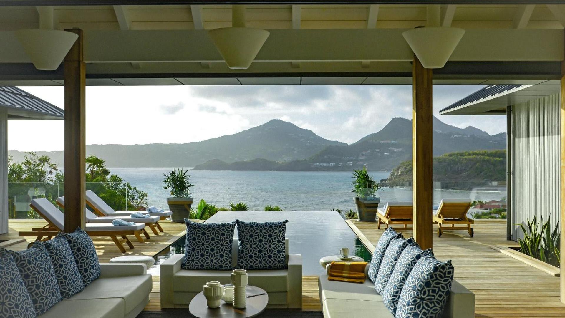 Magnificent Villa Infront of the Bay and Hills