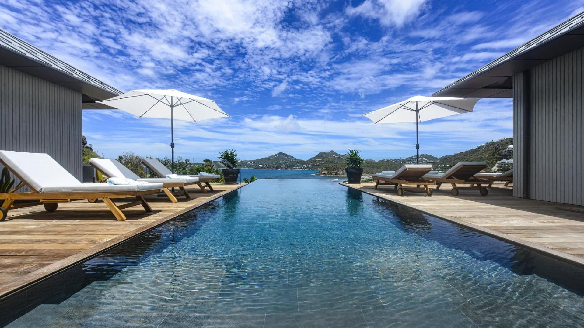 Magnificent Villa Infront of the Bay and Hills