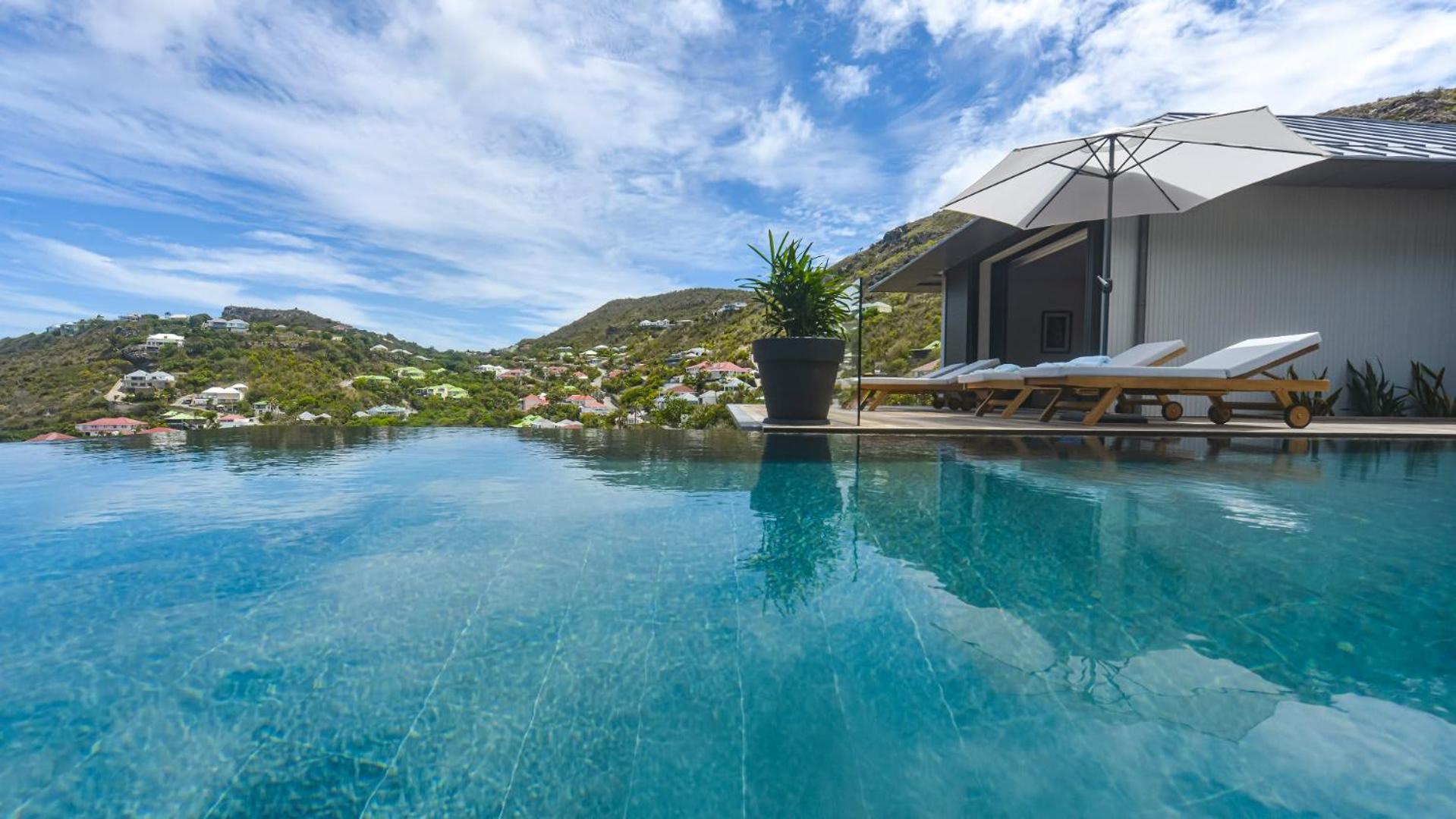 Magnificent Villa Infront of the Bay and Hills