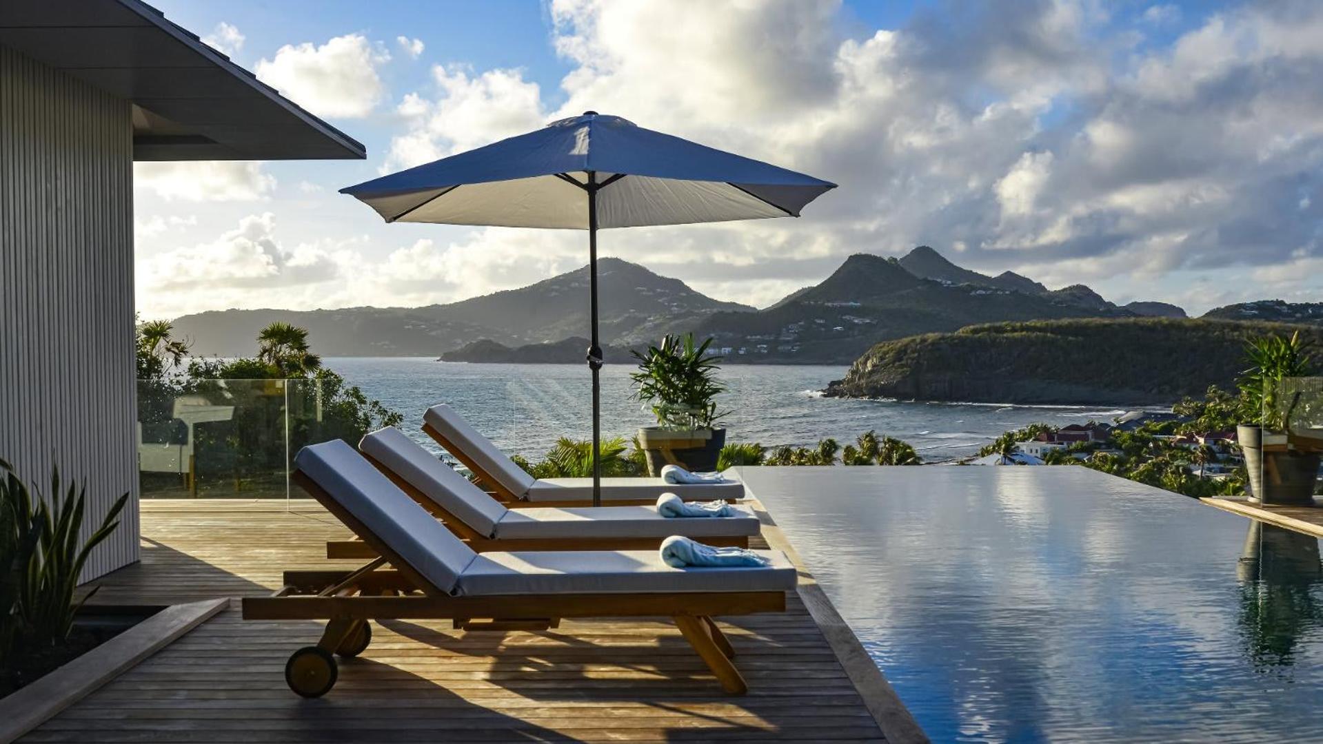 Magnificent Villa Infront of the Bay and Hills