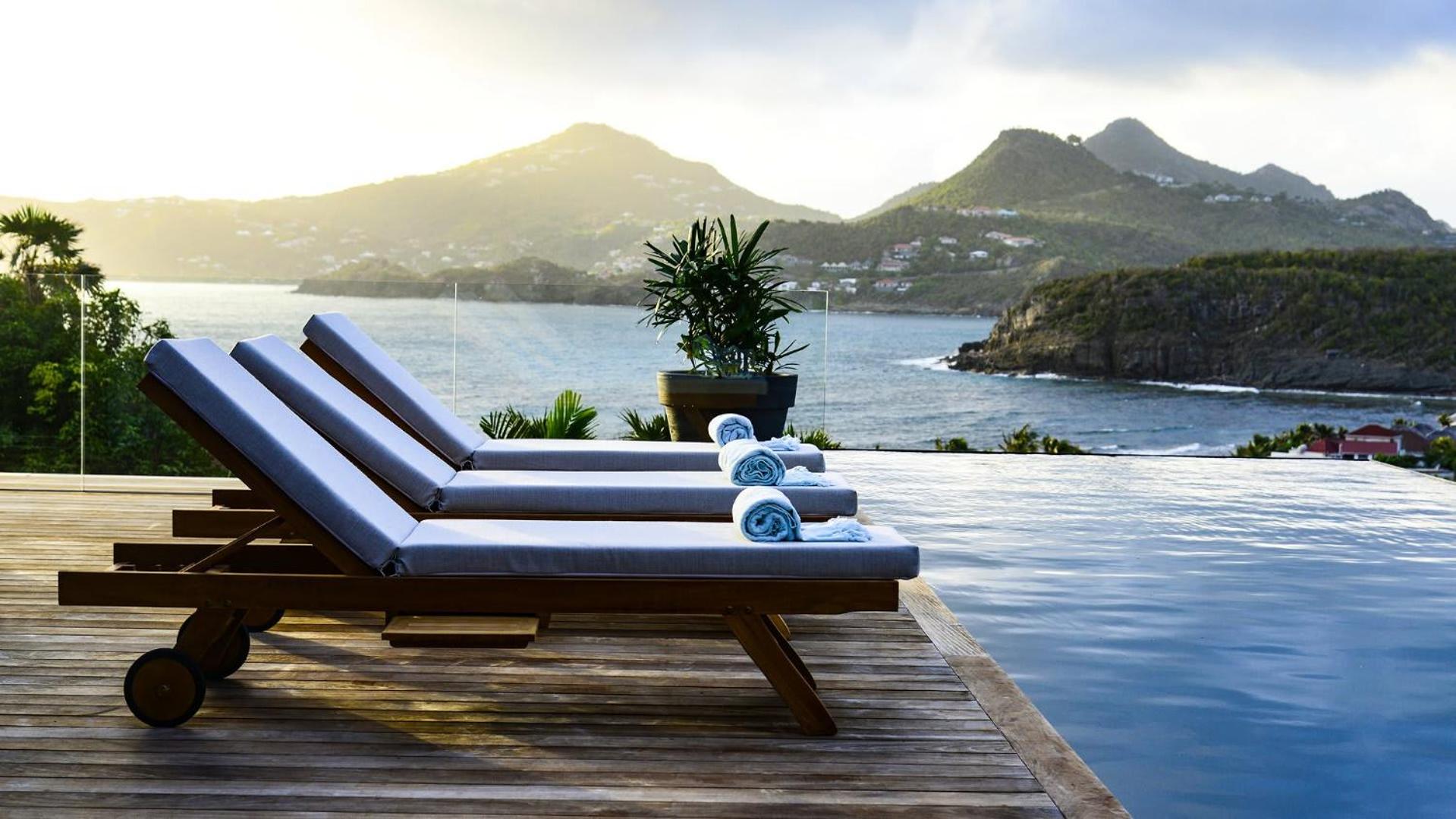 Magnificent Villa Infront of the Bay and Hills
