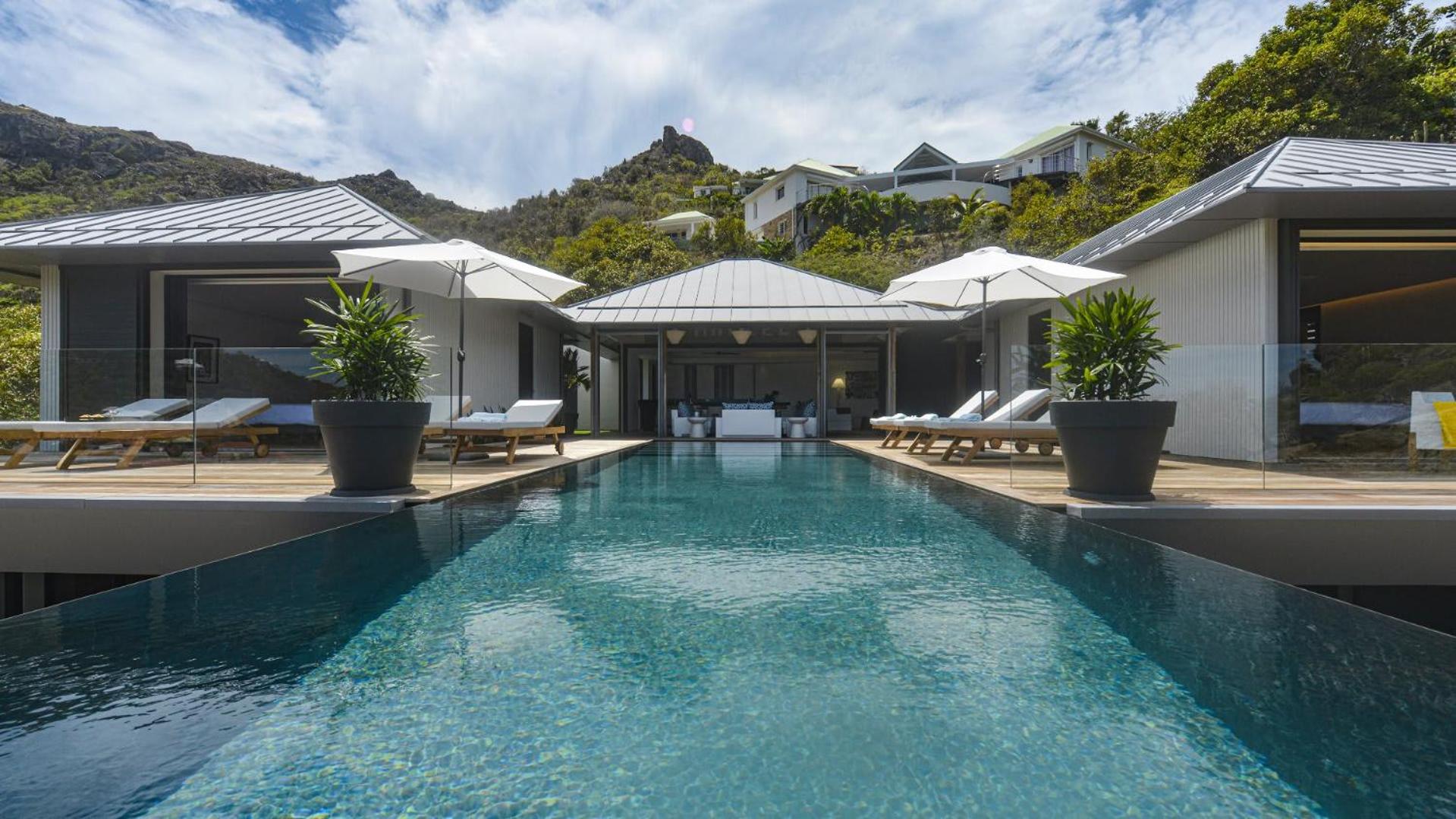 Magnificent Villa Infront of the Bay and Hills