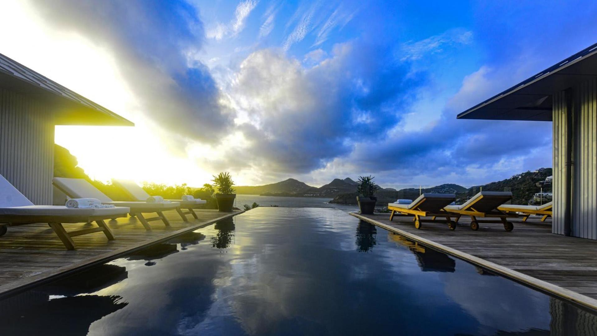 Magnificent Villa Infront of the Bay and Hills