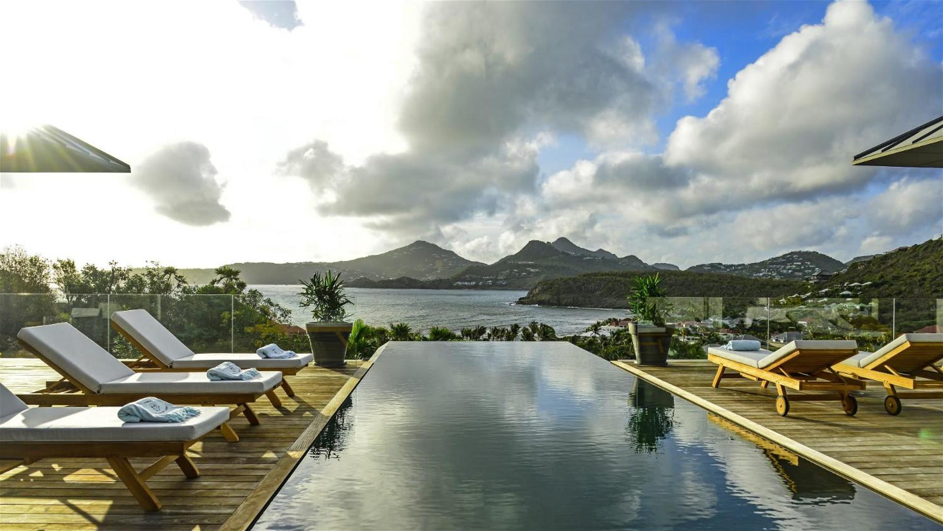 Magnificent Villa Infront of the Bay and Hills