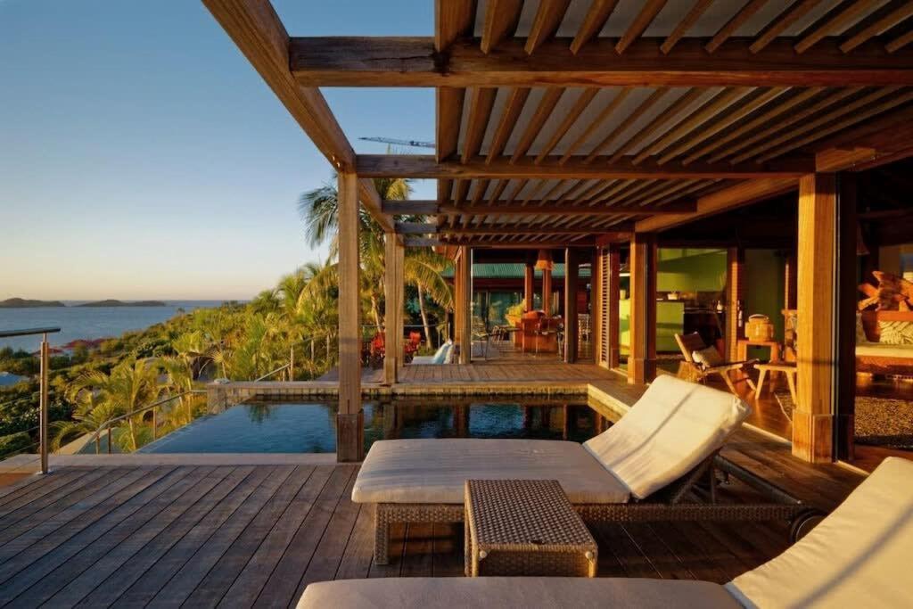 Sunset Rays Villa with Balinese Style in Pointe Milou