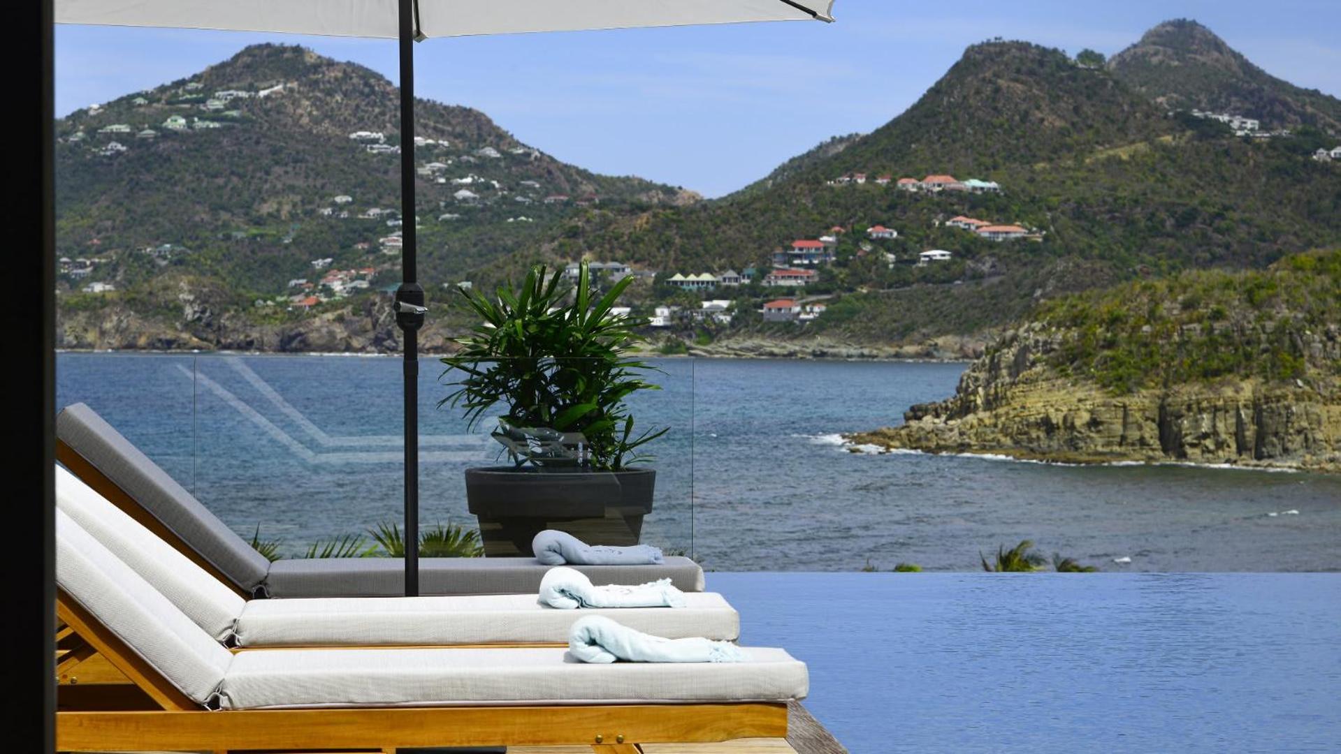 Magnificent Villa Infront of the Bay and Hills