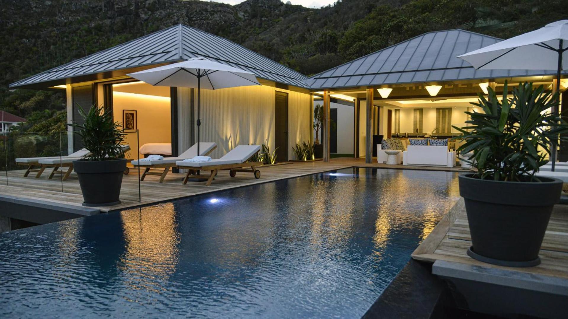 Magnificent Villa Infront of the Bay and Hills
