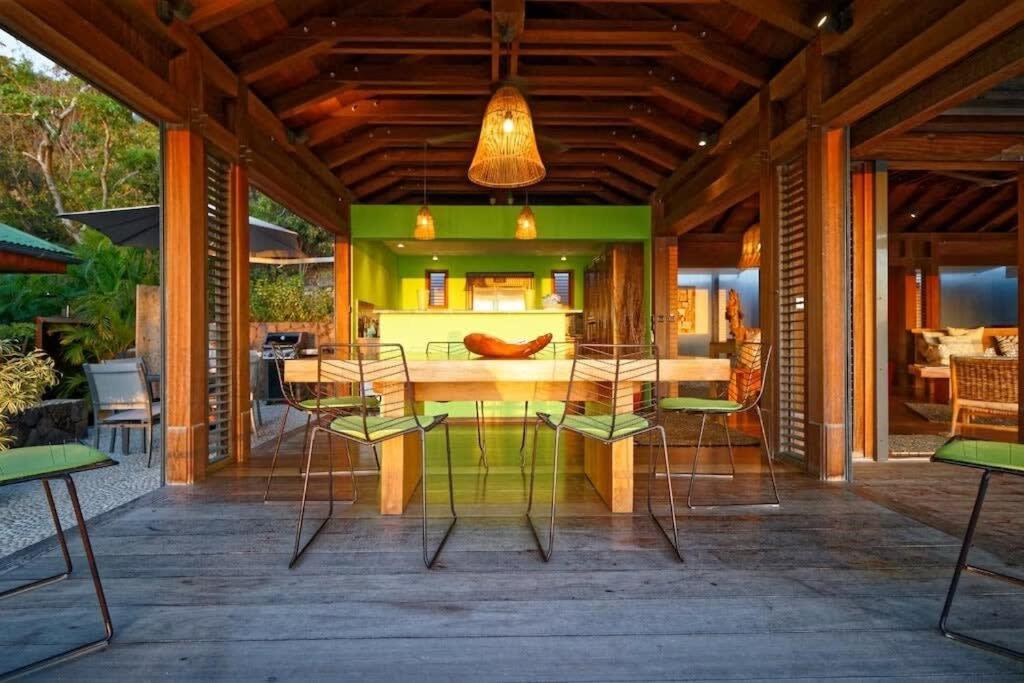Sunset Rays Villa with Balinese Style in Pointe Milou