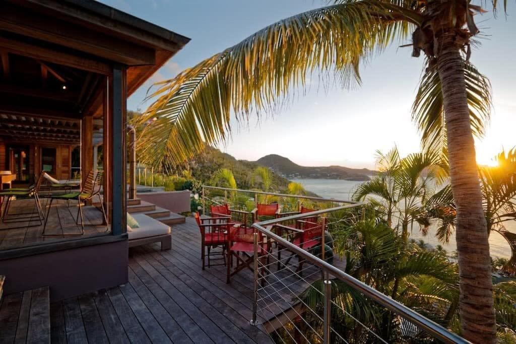 Sunset Rays Villa with Balinese Style in Pointe Milou