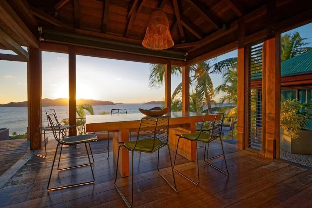 Sunset Rays Villa with Balinese Style in Pointe Milou