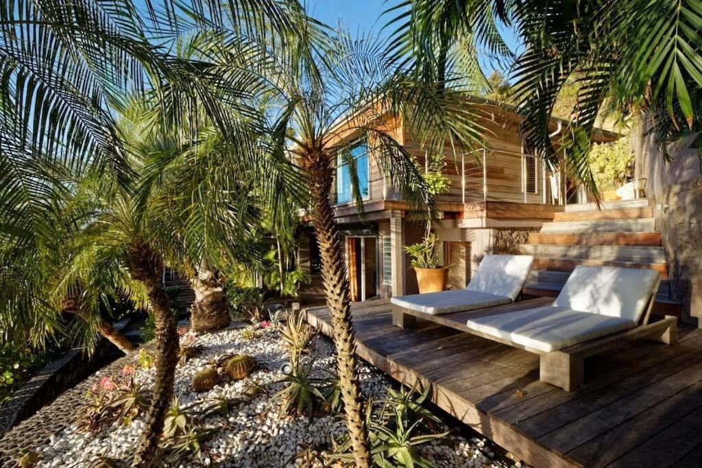 Sunset Rays Villa with Balinese Style in Pointe Milou