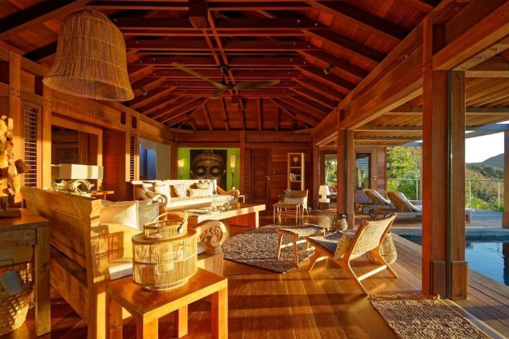 Sunset Rays Villa with Balinese Style in Pointe Milou